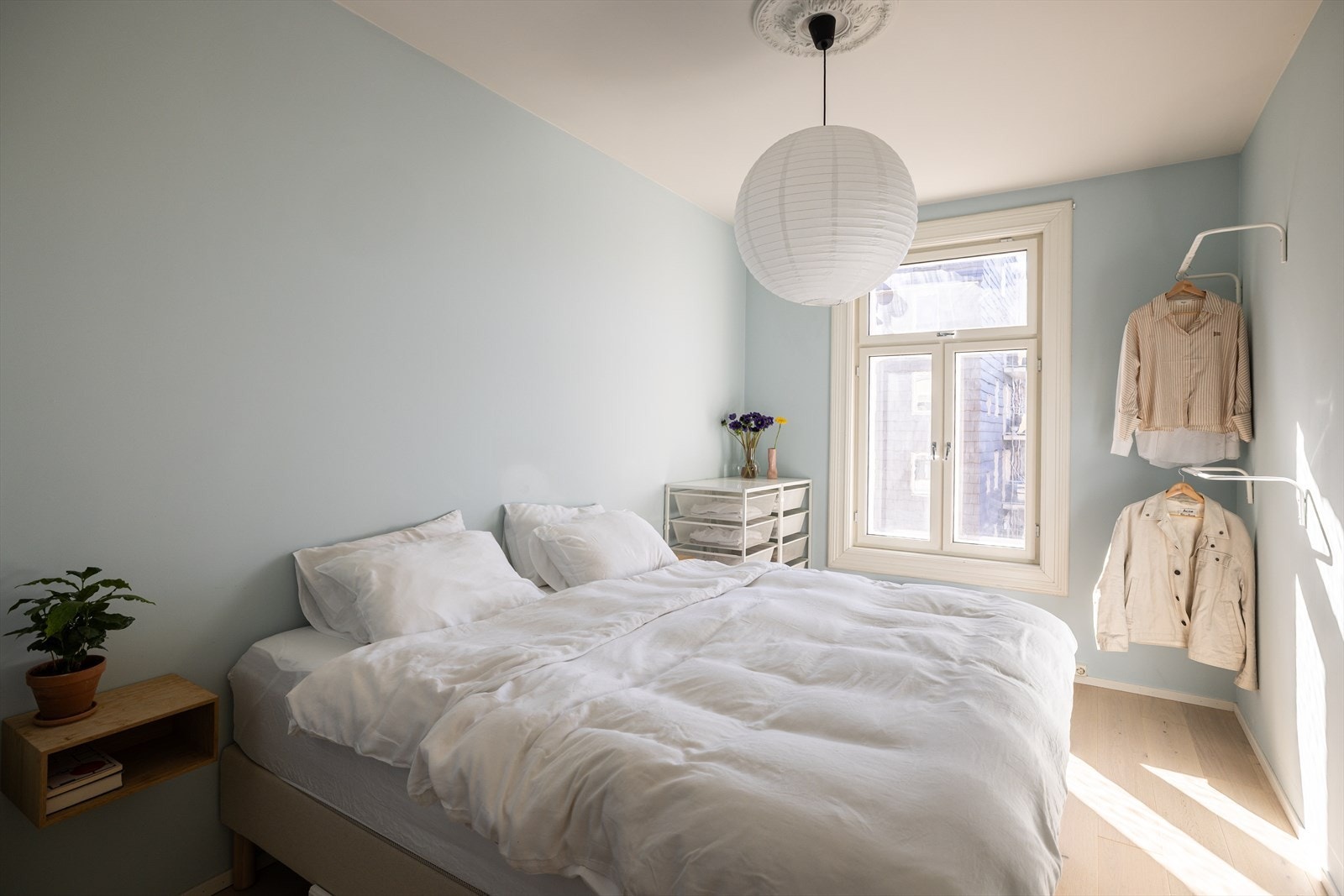 Hovedsoverommet har god plass til dobbeltseng og oppbevaringsmøbler. Galleribilde