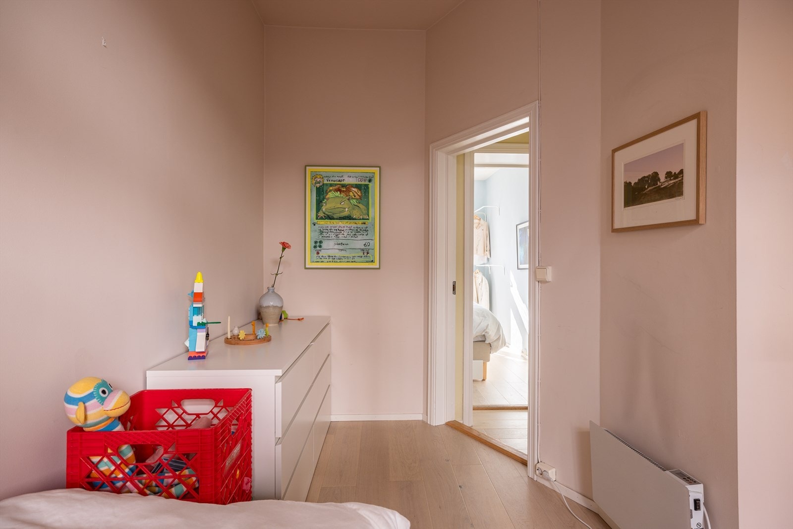 Rommet har samme gjennomgående 1-stavs eikeparkett som resten av leiligheten, lagt i 2021. Galleribilde