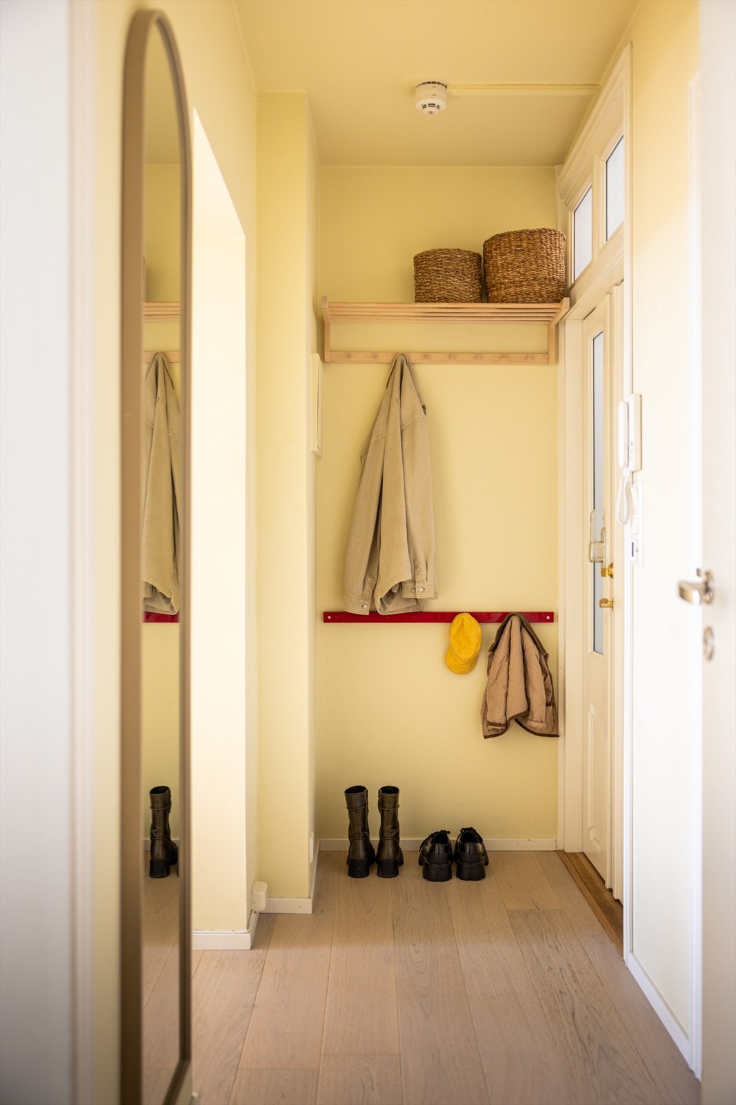 Entréen har en tofløyet, brannklassifisert dør (B30) fra Jømna brug, installert i 2021. Galleribilde