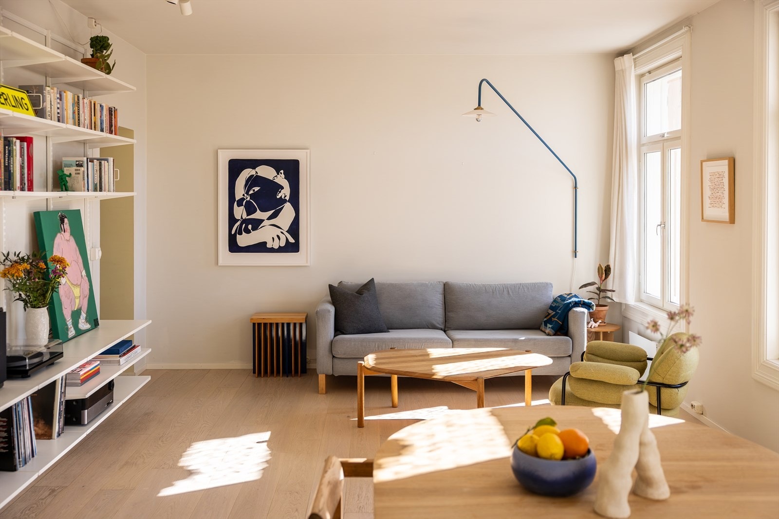 Stuen har god plass til både sofagruppe og spisebord. Kom på visning for å planlegge hvordan du skal innrede din nye bolig. Galleribilde