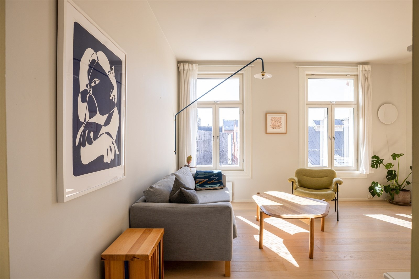 De store, klassiske vinduene slipper inn rikelig med dagslys til oppholdsrommet. Galleribilde