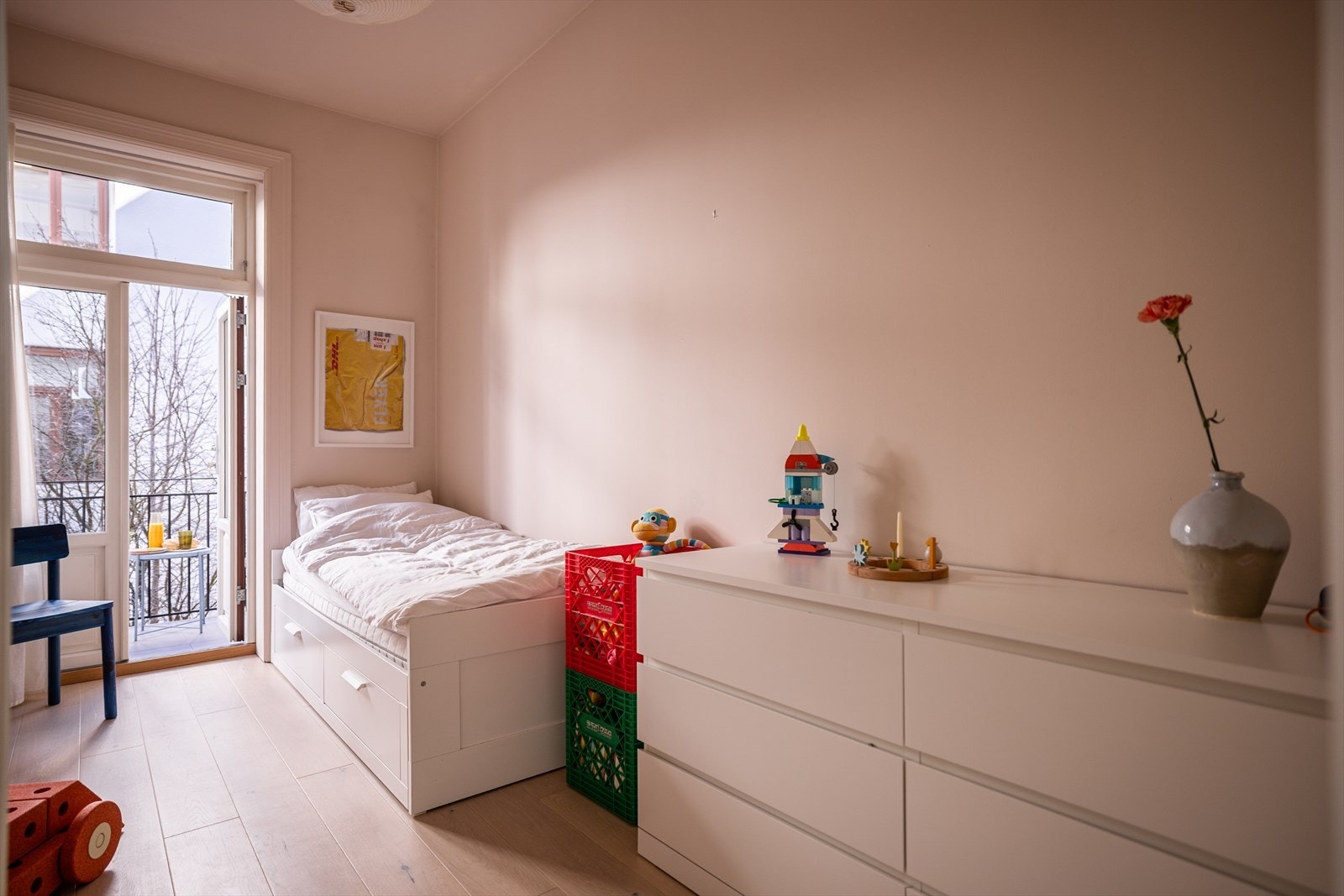 Fra soverom 2 er det direkte utgang til en nordvendt balkong på 4 m². Galleribilde