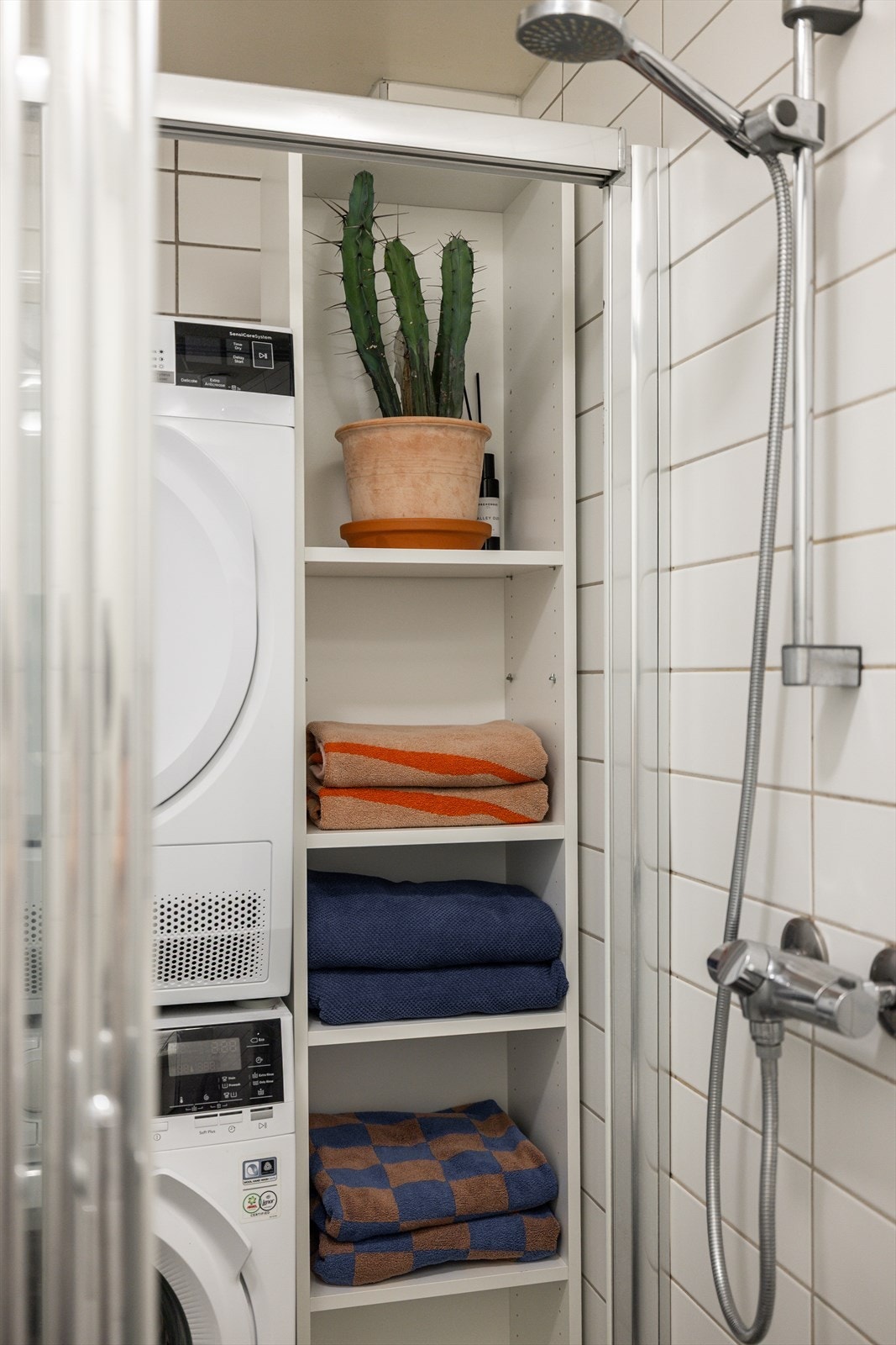 Her er det en arealeffektiv løsning med vegghengt toalett, dusjnisje og opplegg for vaskesøyle. Galleribilde