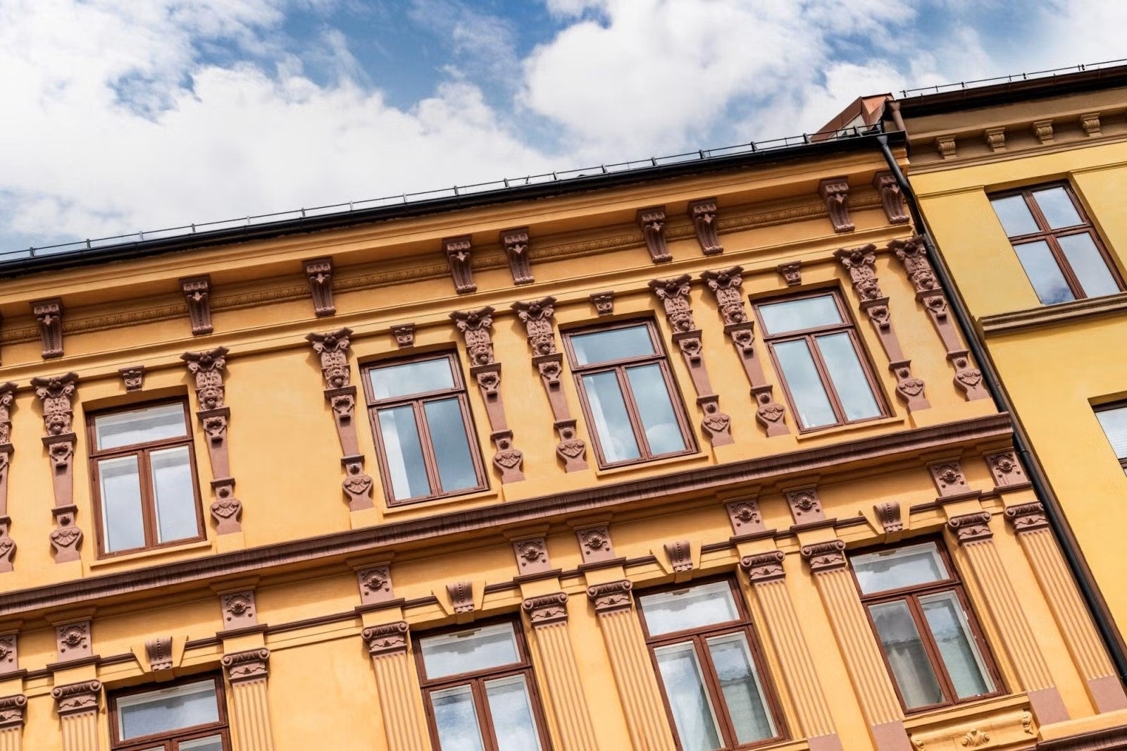 Bygården er fra 1898 og har en klassisk, utsmykket fasade med pussede og malte flater. Galleribilde