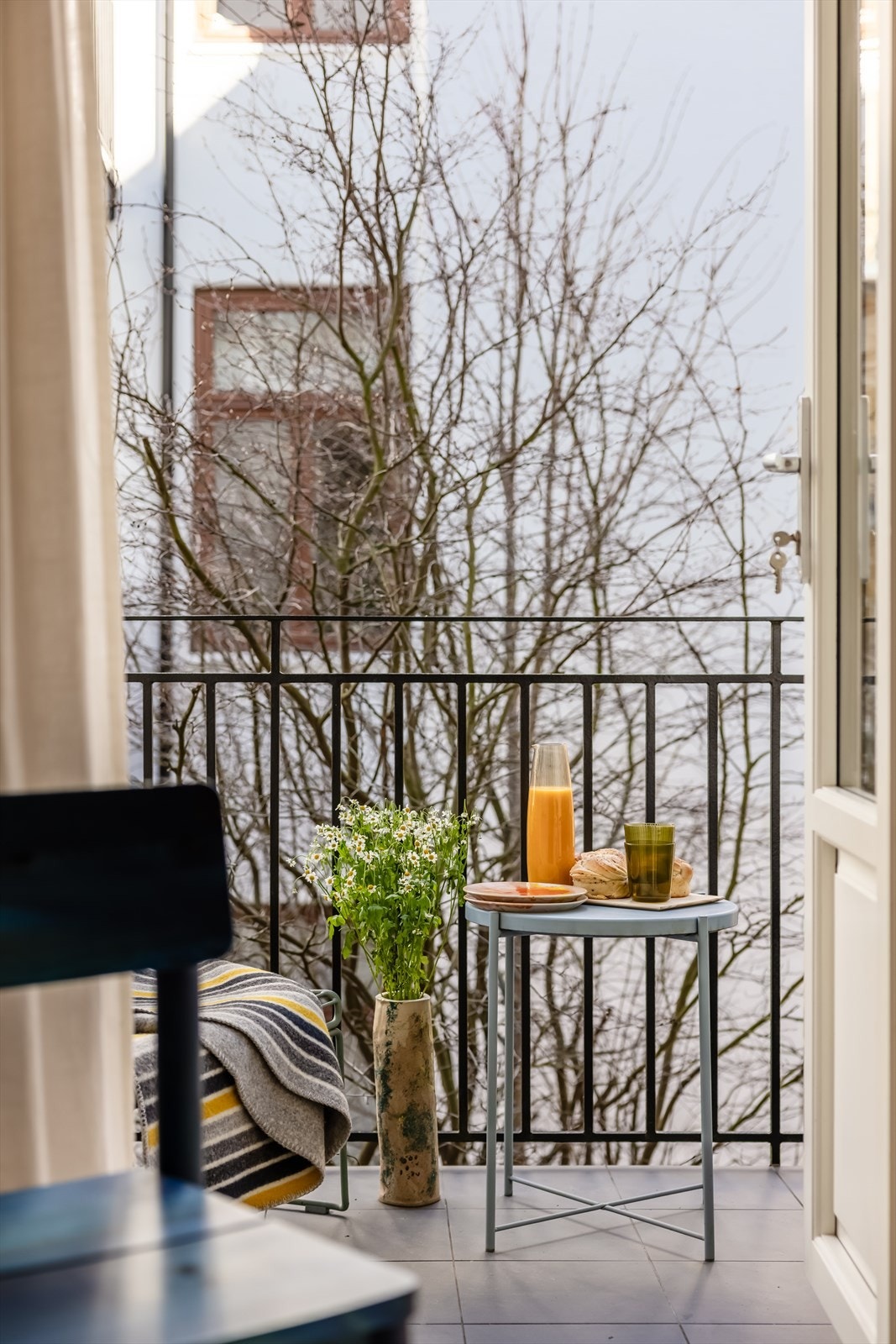 Balkongen er et hyggelig uterom med plass til sittegruppe. Galleribilde