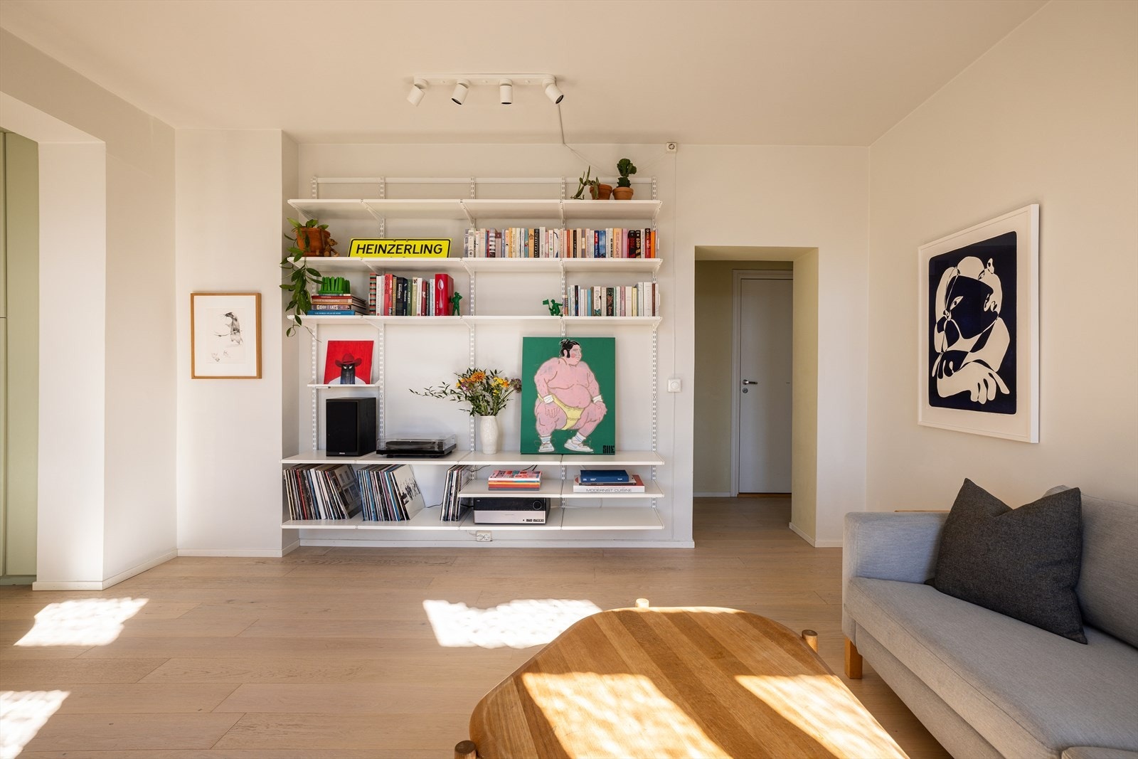 Overgangen mellom stue og kjøkken er sømløs, med en understøttende stålbjelke integrert i taket. Galleribilde