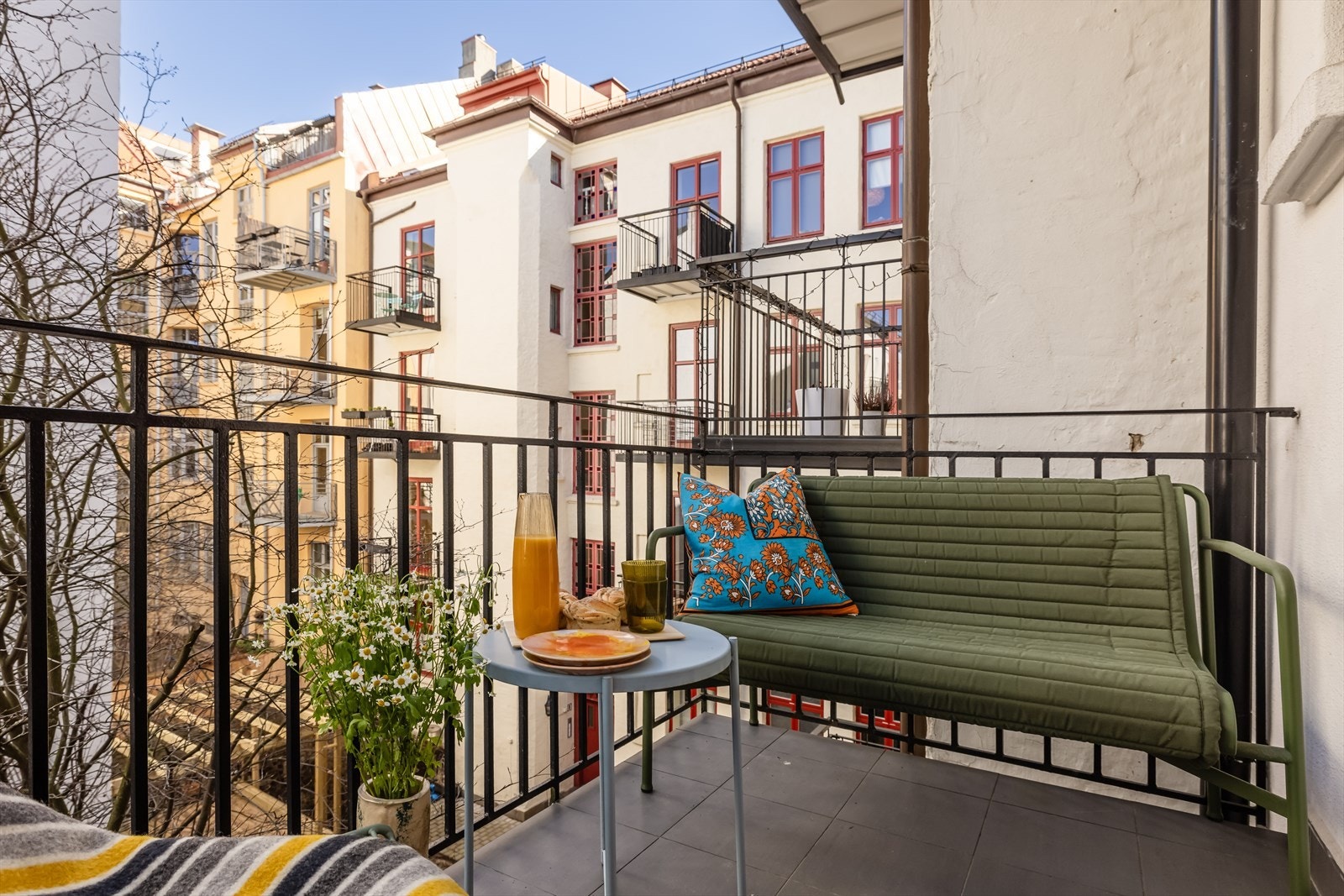 Balkongen vender inn mot sameiets felles bakgård, skjermet fra gatestøy. Galleribilde