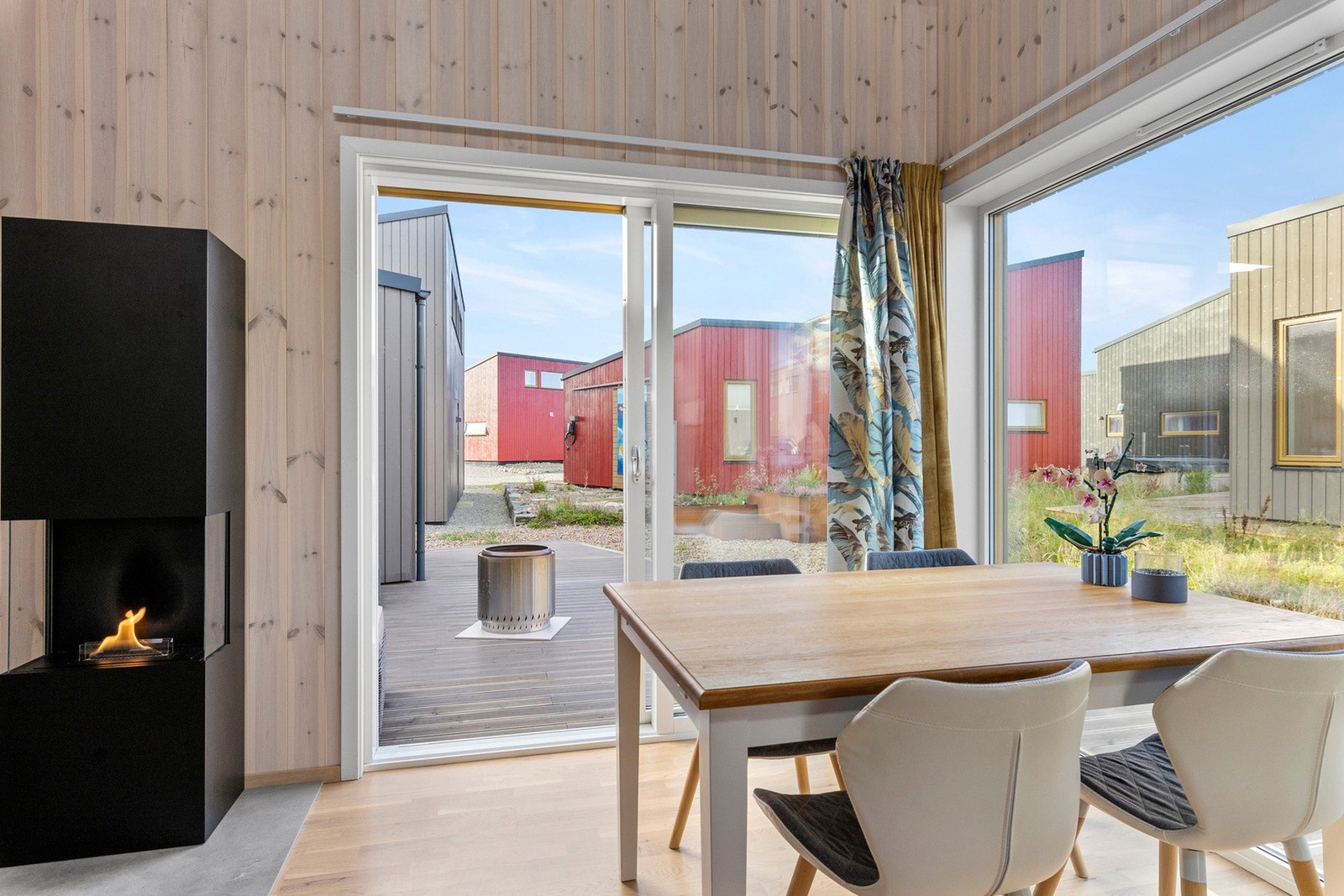 Fra stuen har man utgang til hyttens uteområde. Galleribilde