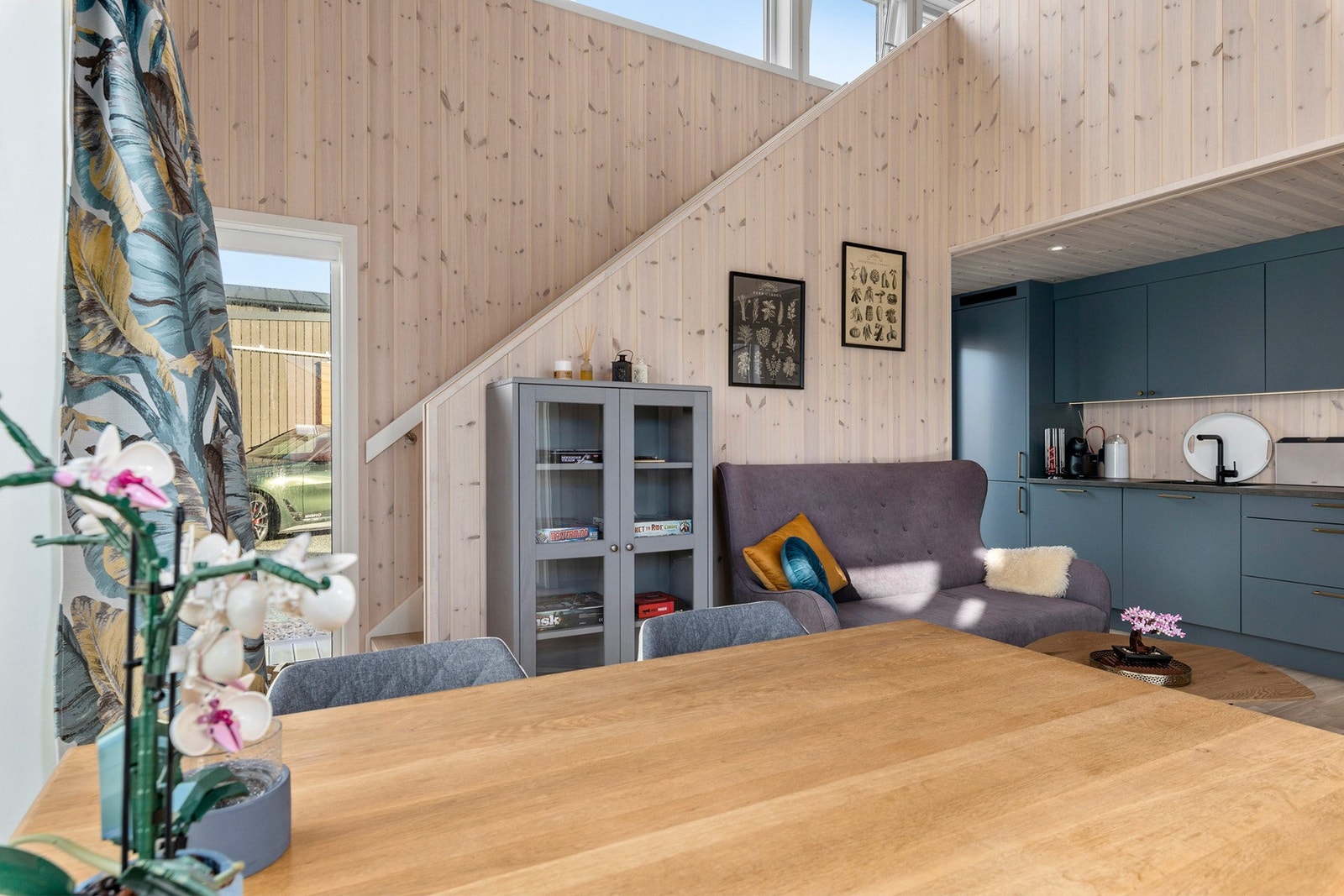 Hytta har et stilrent og funksjonelt kjøkken med moderne innredning. Galleribilde