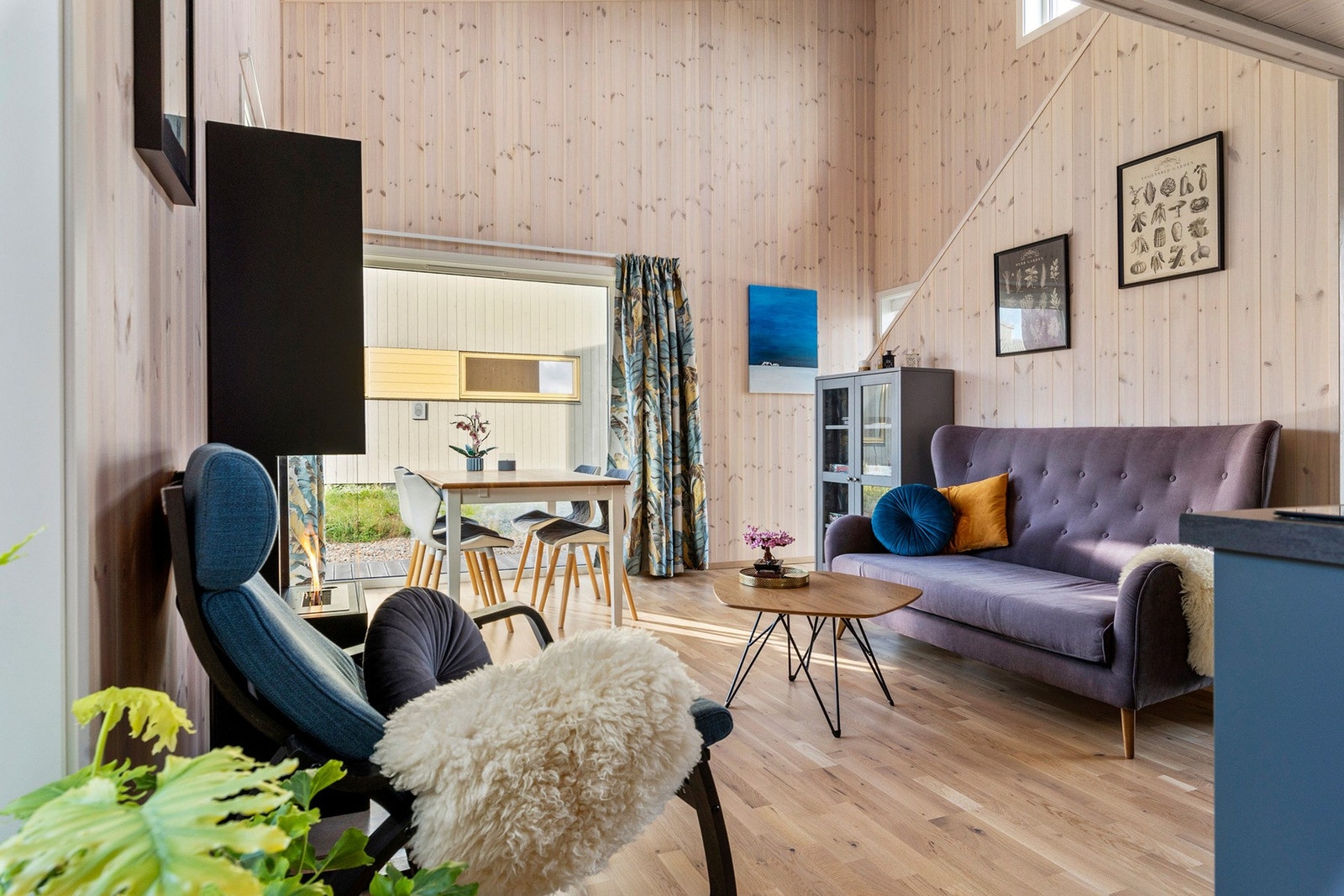 Stuen og kjøkkenet ligger i en åpen løsning. Galleribilde