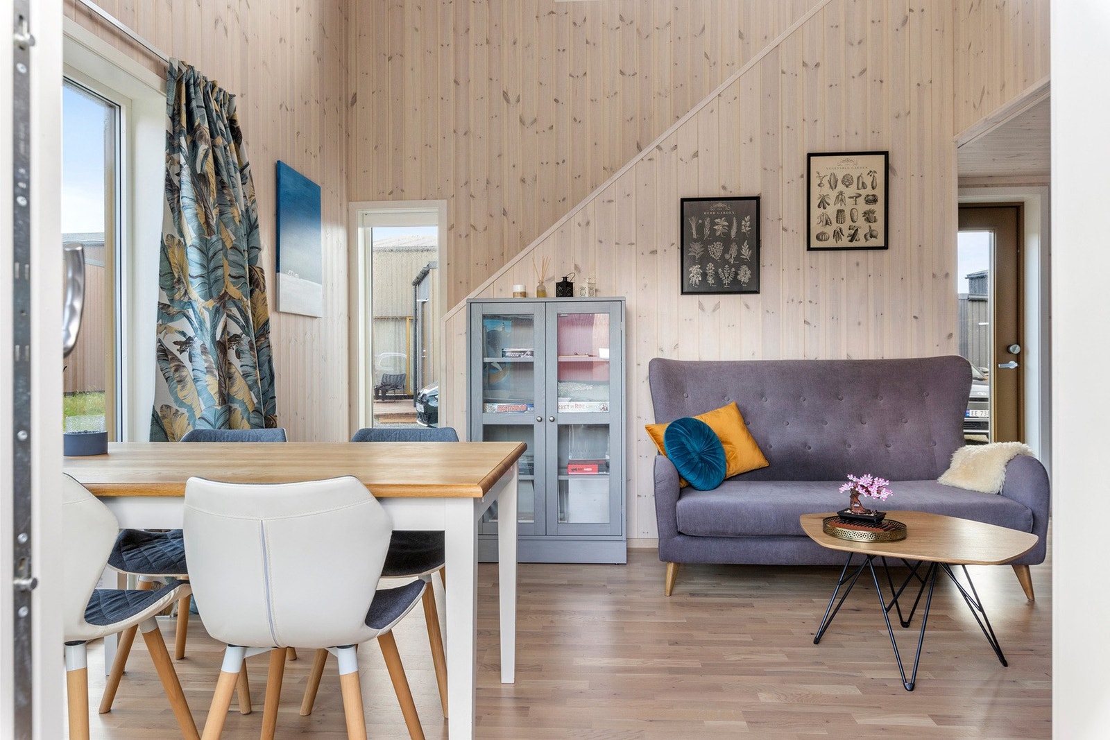 Den åpne løsning gir plass til å innrede rommet i ulike soner med både sofa og spisebord. Galleribilde