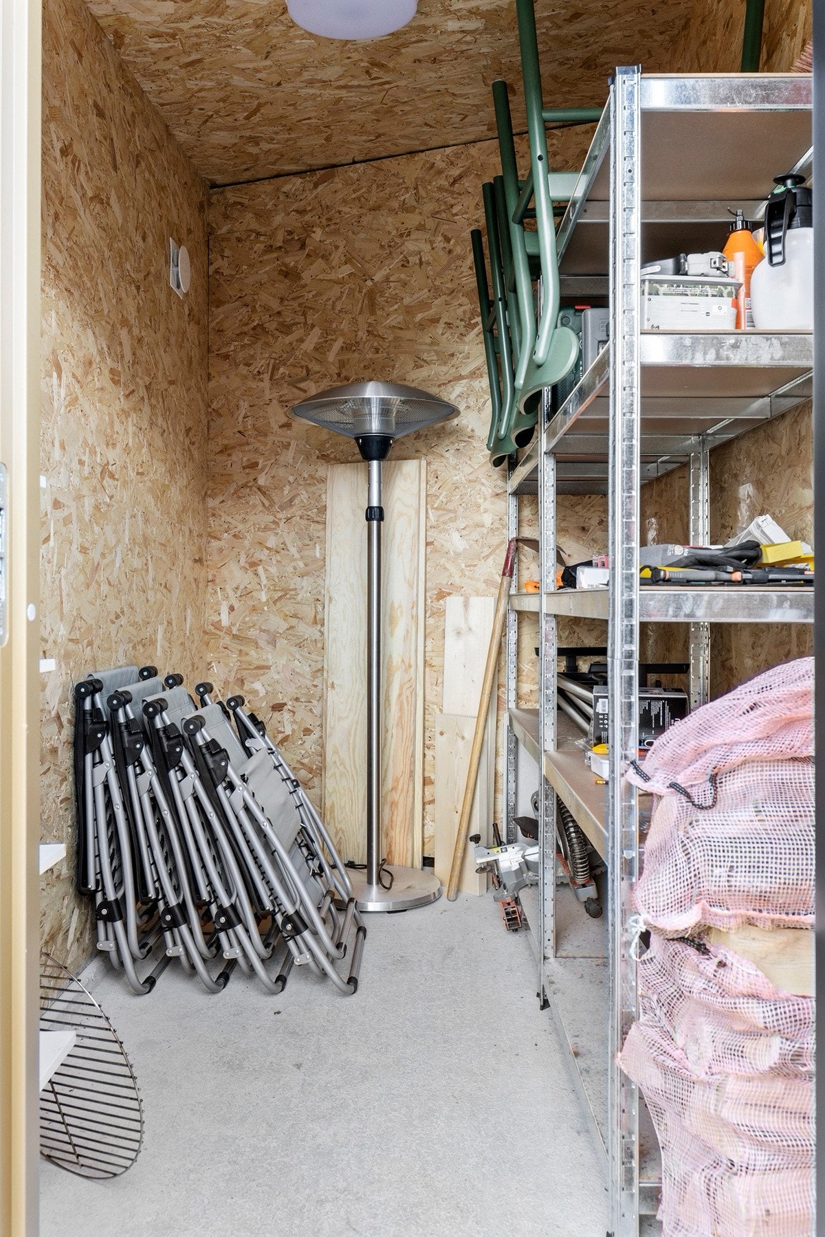 Hytten har også en utvendig bod med god plass til oppbevaring. Galleribilde