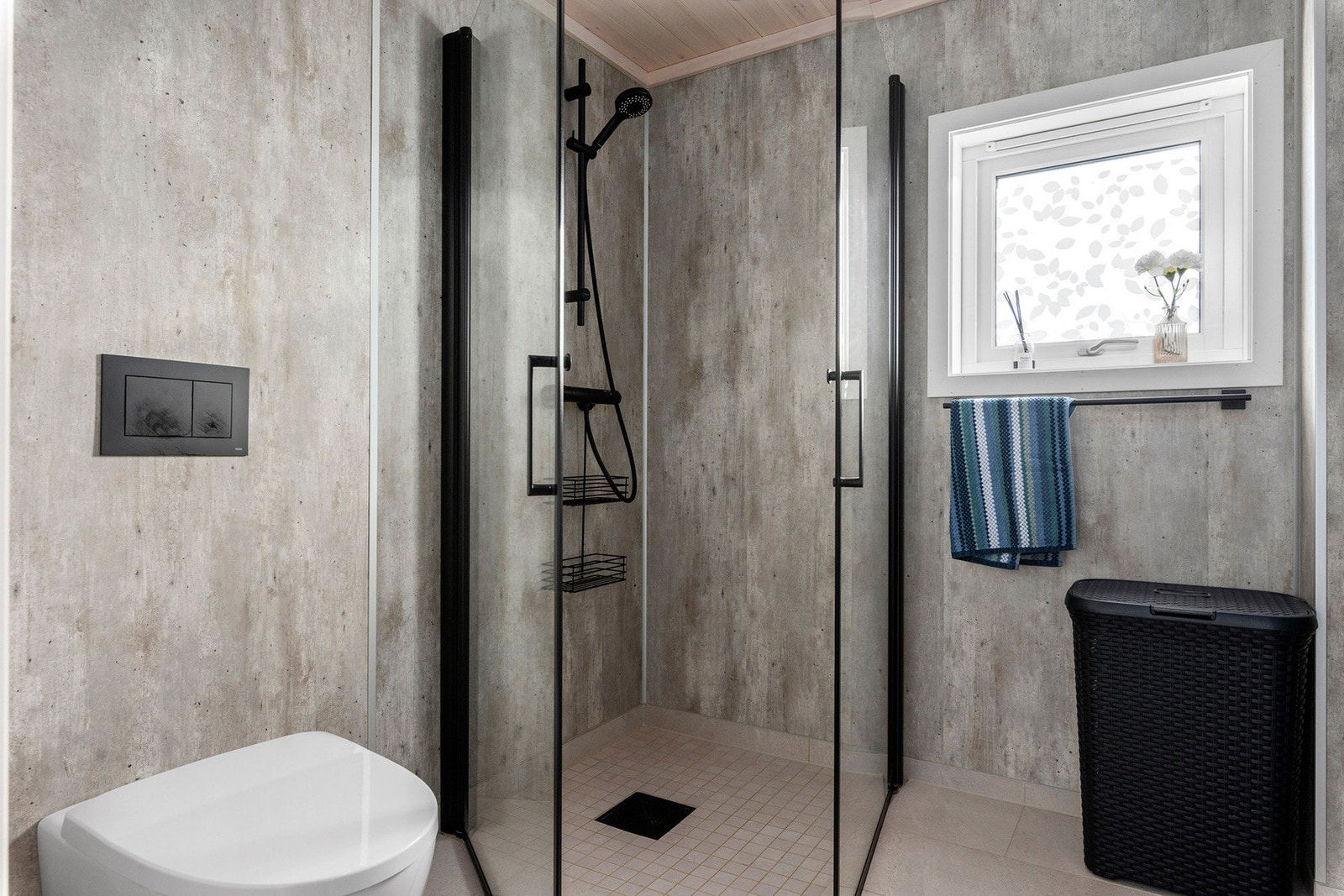 Badet har fliser på gulv og baderomsplater på veggene. Galleribilde