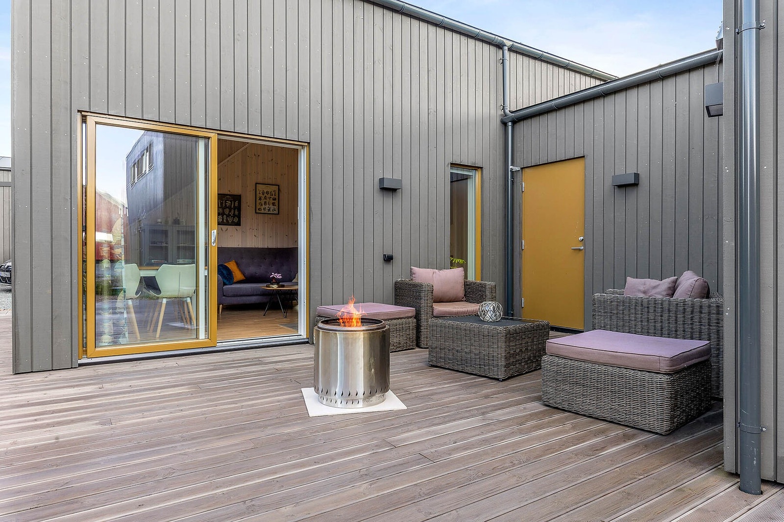 Her kommer man ut til en romslig terrasse med god plass til utemøbler. Galleribilde