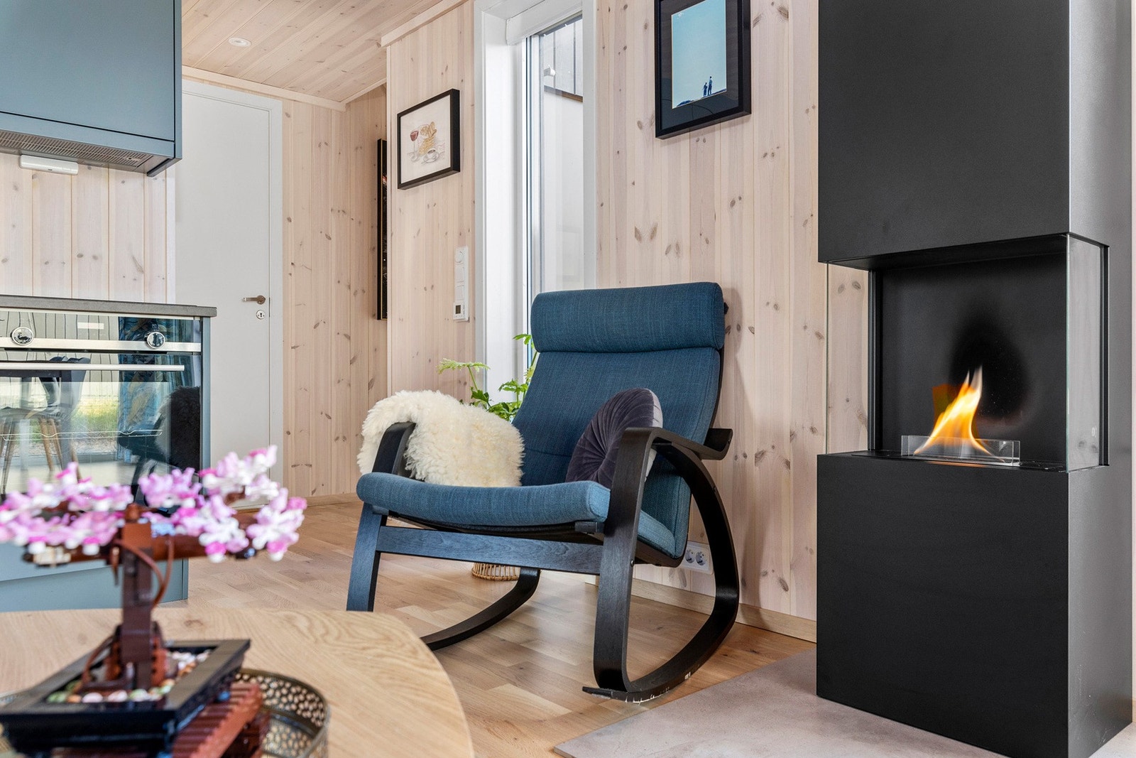 I stuen har man også en tenderflame peis som skaper en lun atmosfære på kalde vinterkvelder. Galleribilde