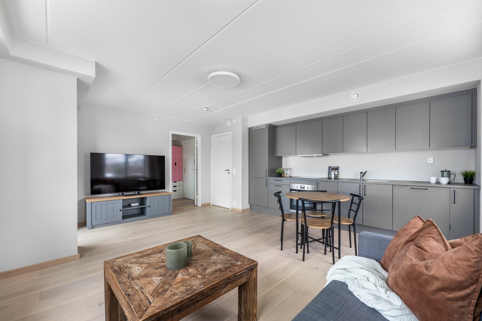 Det er i tillegg mulighet for både sofamøblement og spisebord Galleribilde