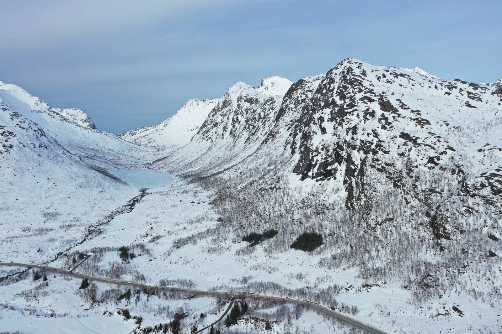 Området byr på det meste av attraksjoner som toppturer, skikjøring, sjøfiske, elvefiske mv.