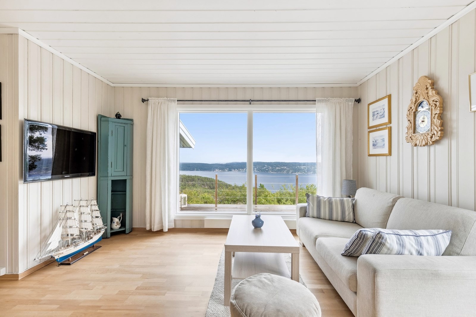Lys og lekker hytte med drømmeutsikt over Oslofjorden. Galleribilde