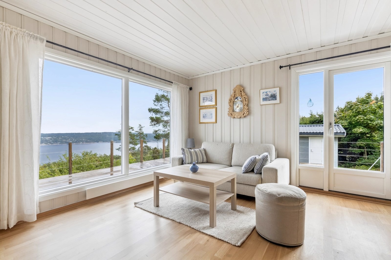 Innvendig oppleves hytta lys og luftig med lyse overflater og vinduer fra gulv til tak. Galleribilde