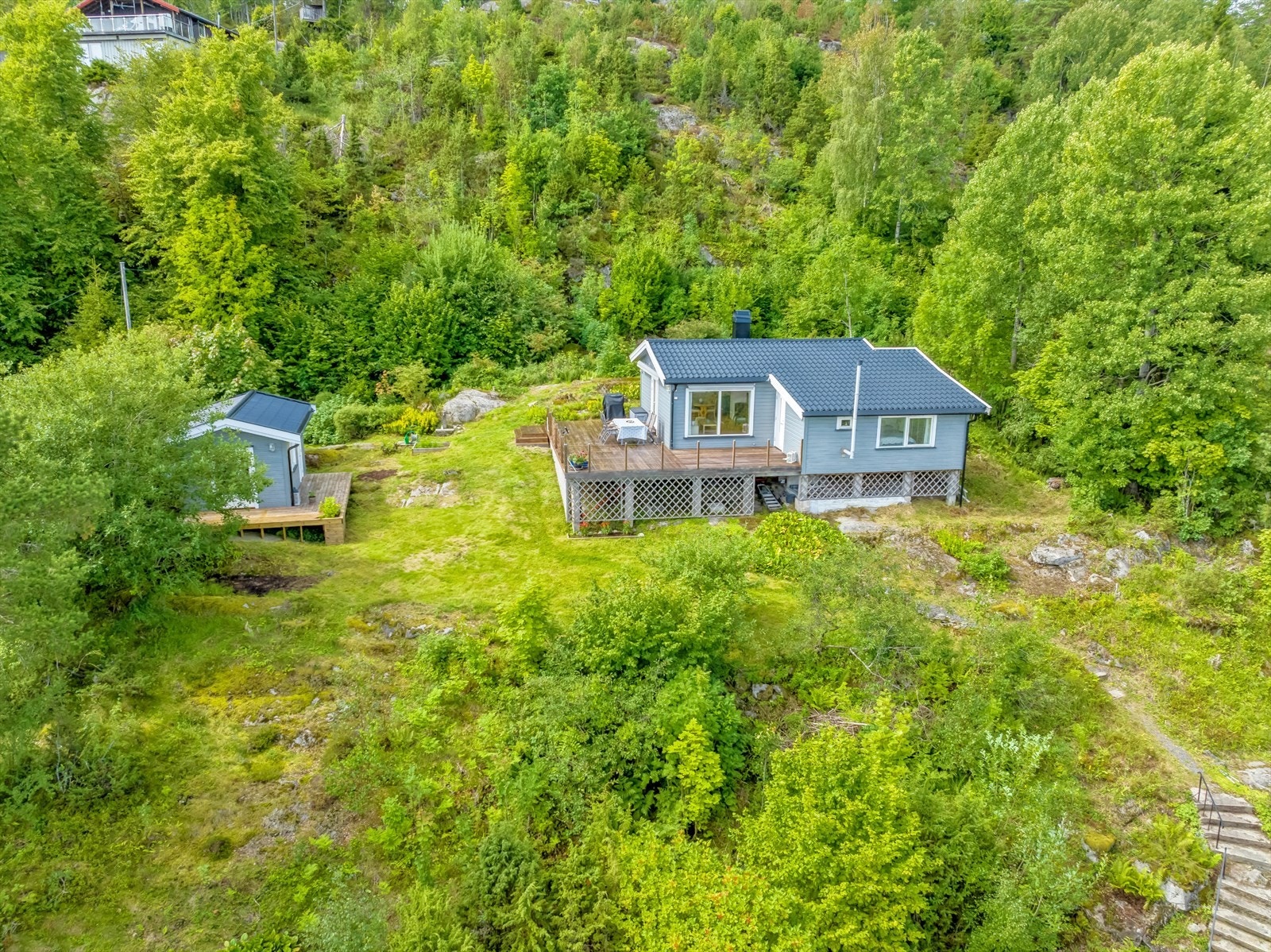 Tomta er meget trivelig og landlig med ingen gjenboere. Galleribilde