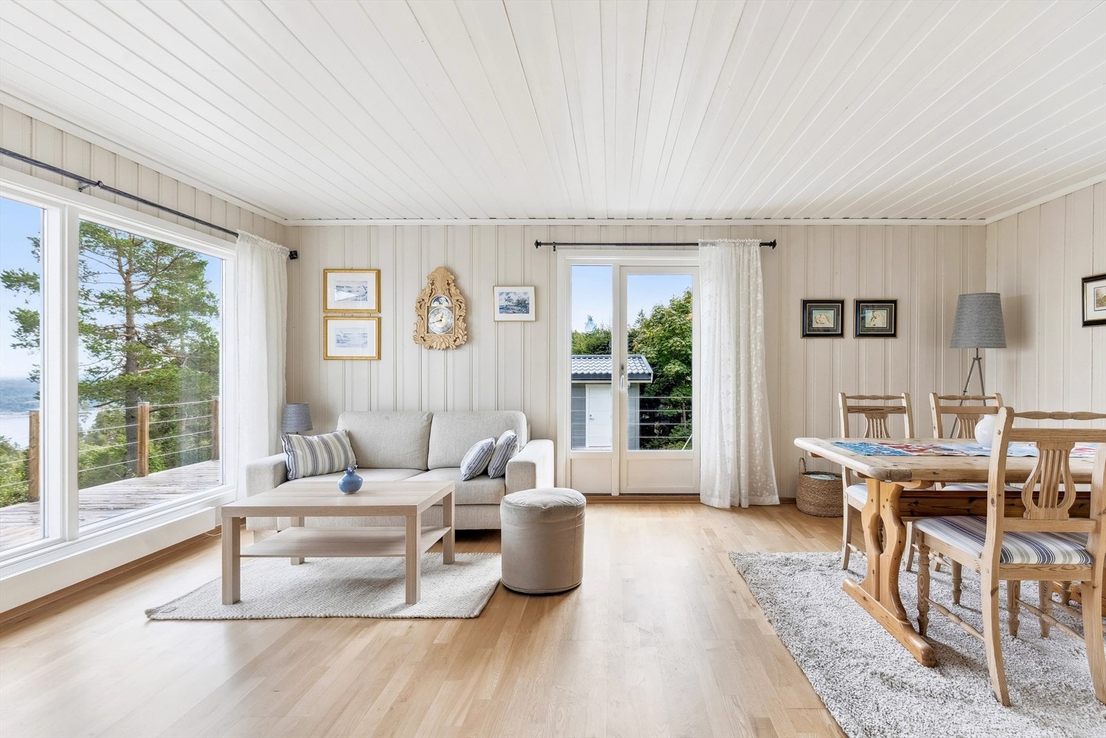 Utgang til terrassen fra stuen. Galleribilde