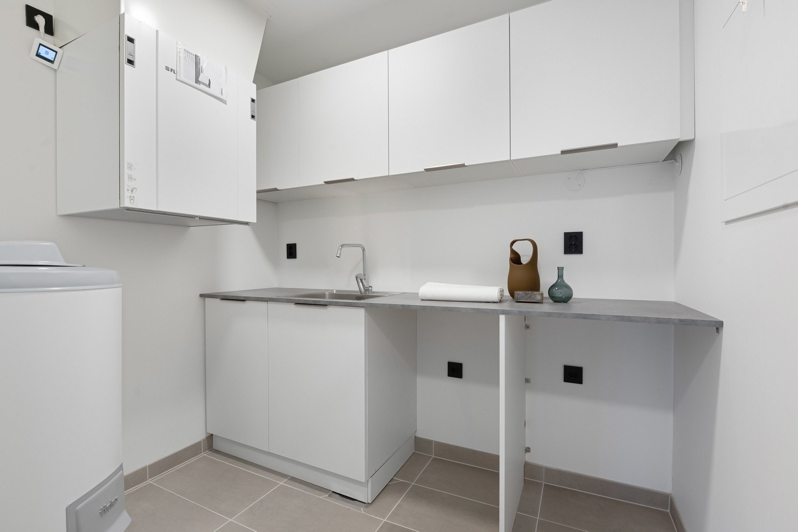 Vaskerommet har benkeskap og overskap med god lagring. Galleribilde