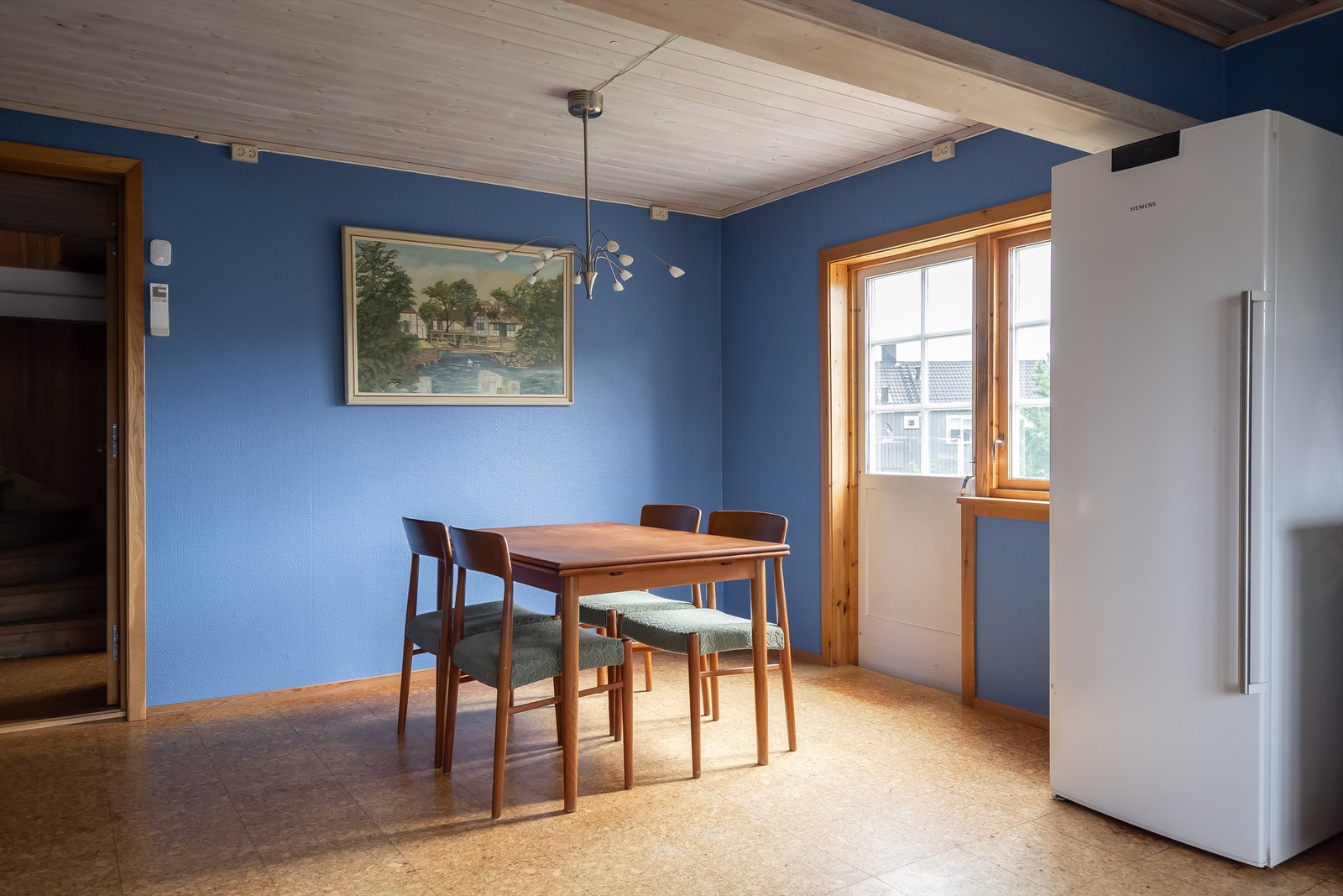 Fra kjøkkenet har man direkte utgang til romslig terrasse. Galleribilde