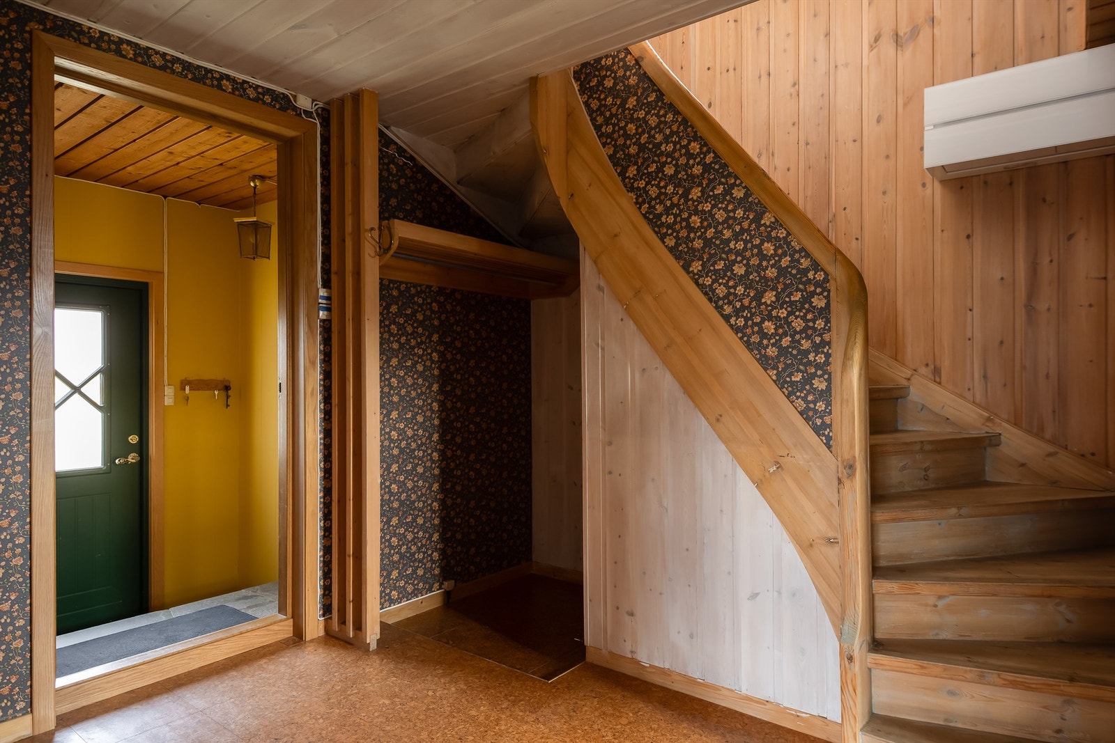 Velkommen inn! Romslig entré med god plass til oppbevaring av yttertøy og sko. Galleribilde