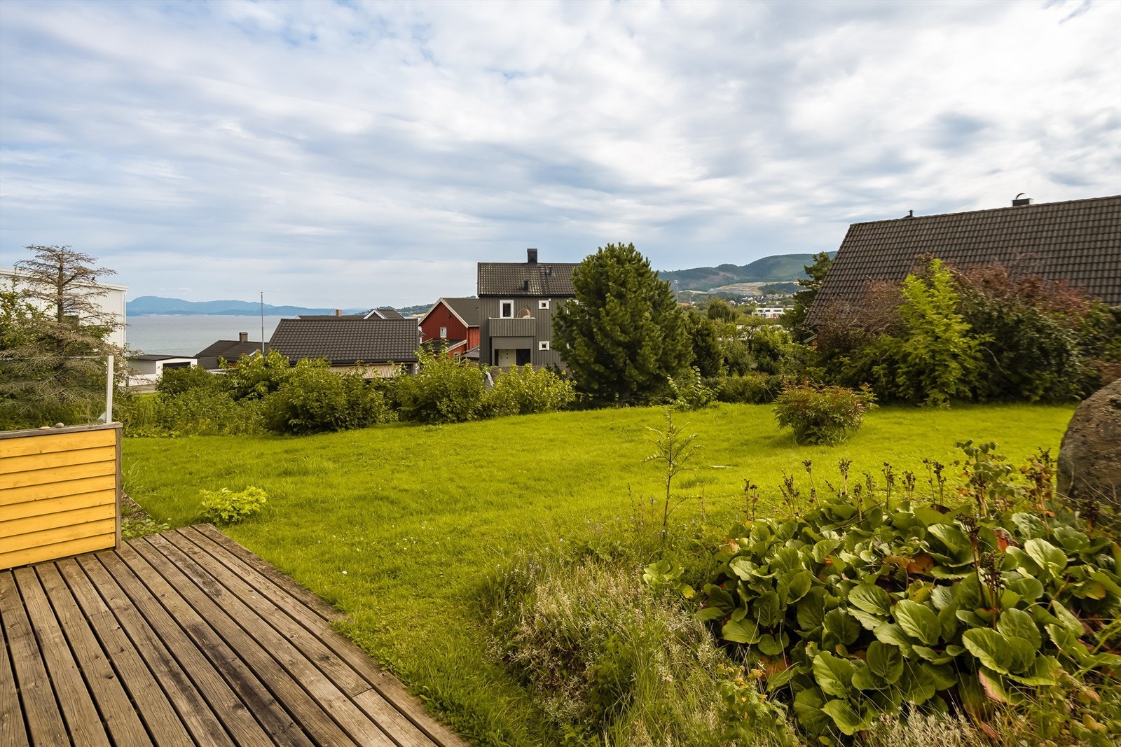Fra terrassen har man enkel tilkomst til hagen. Galleribilde