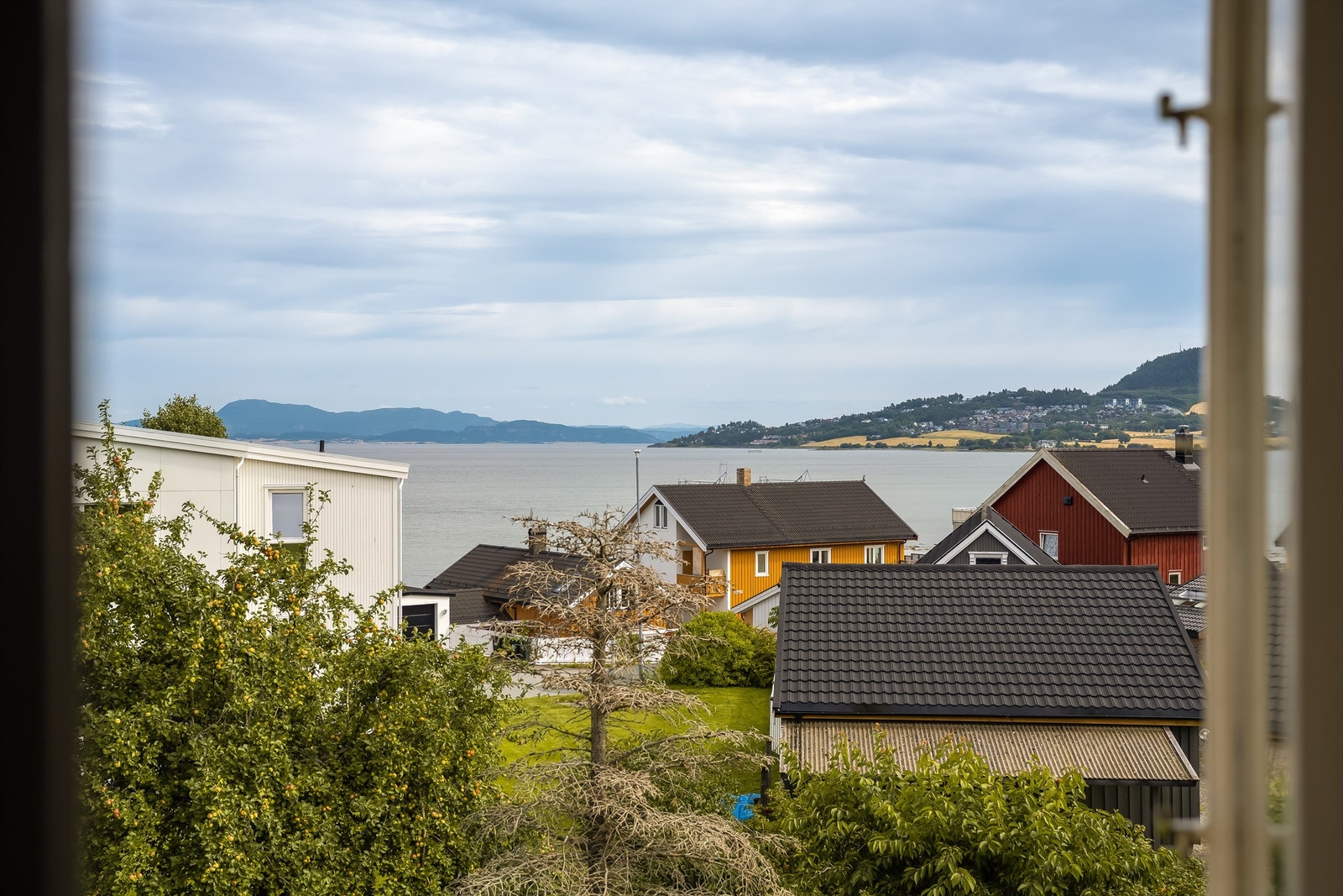 Boligen ligger i et svært populært boområde på Ranheim ved populære Hitrafjæra. Området har en tilbaketrukket plassering i rolige omgivelser og har nærhet til flotte turområder langs sjøen. Galleribilde