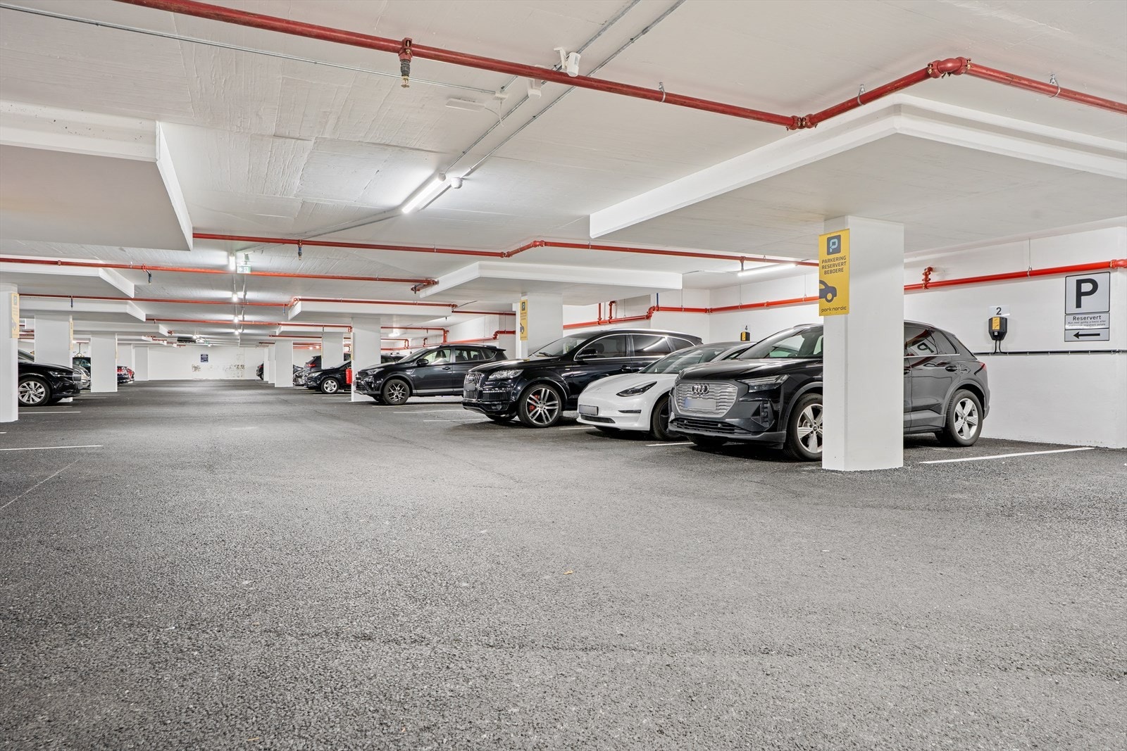 Det medfølger parkeringsplass (plass nr.2) i felles garasjekjeller. Galleribilde