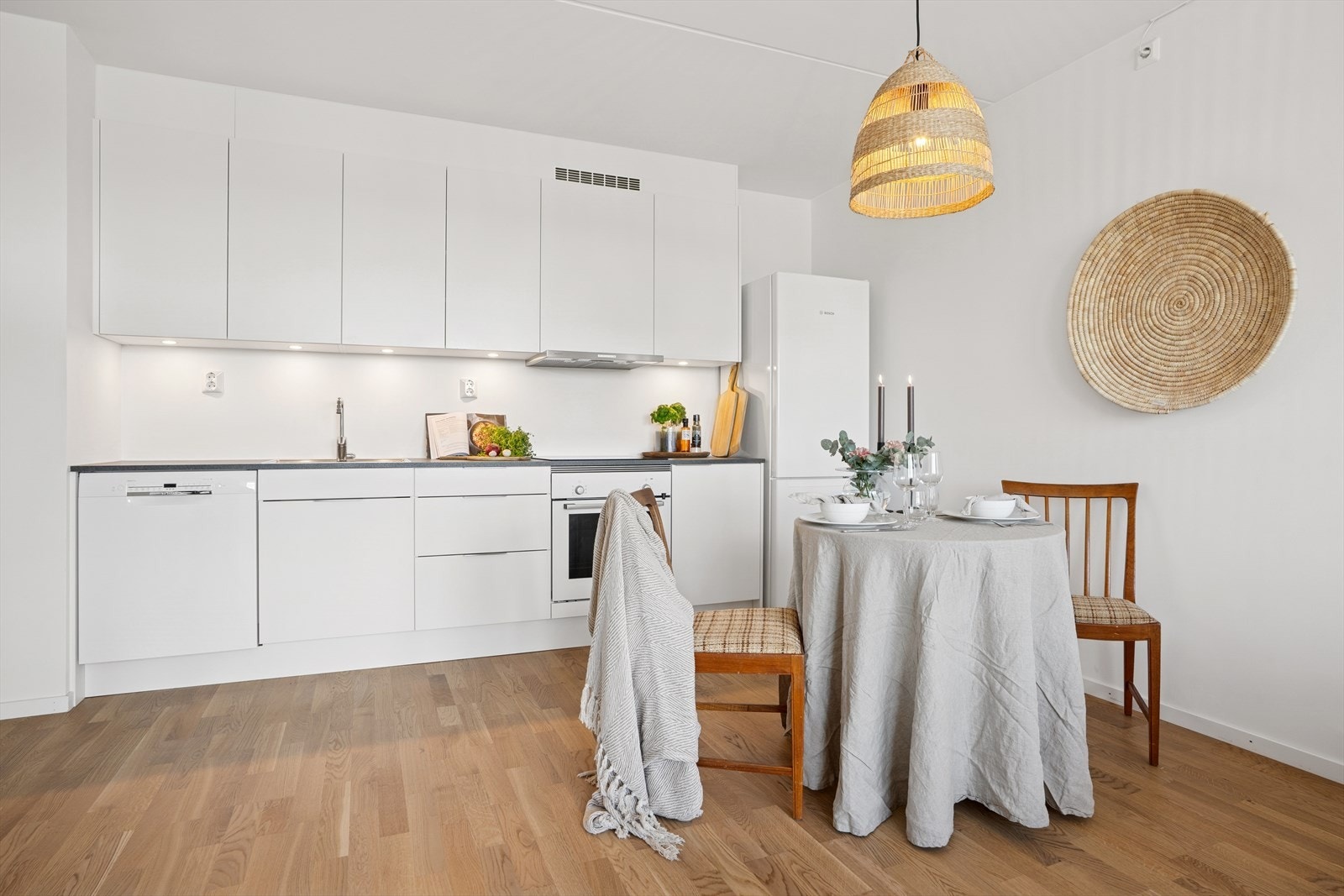 Kjøkkenet er stilrent med moderne fronter og en praktisk løsning med alle kjøkkenets funksjoner langs en vegg. Galleribilde
