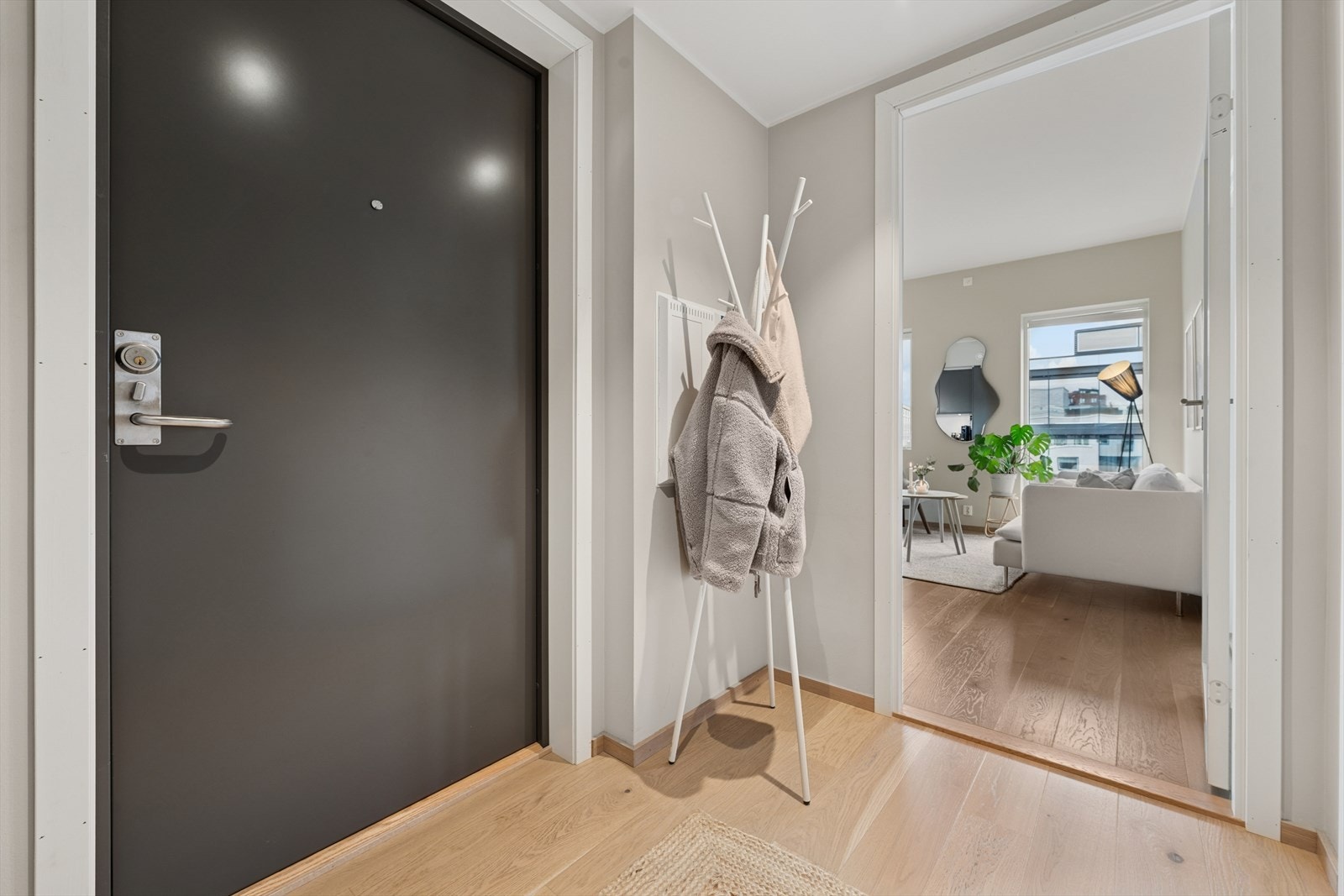 Romslig og lys entrè med god plass til sko og yttertøy. Galleribilde