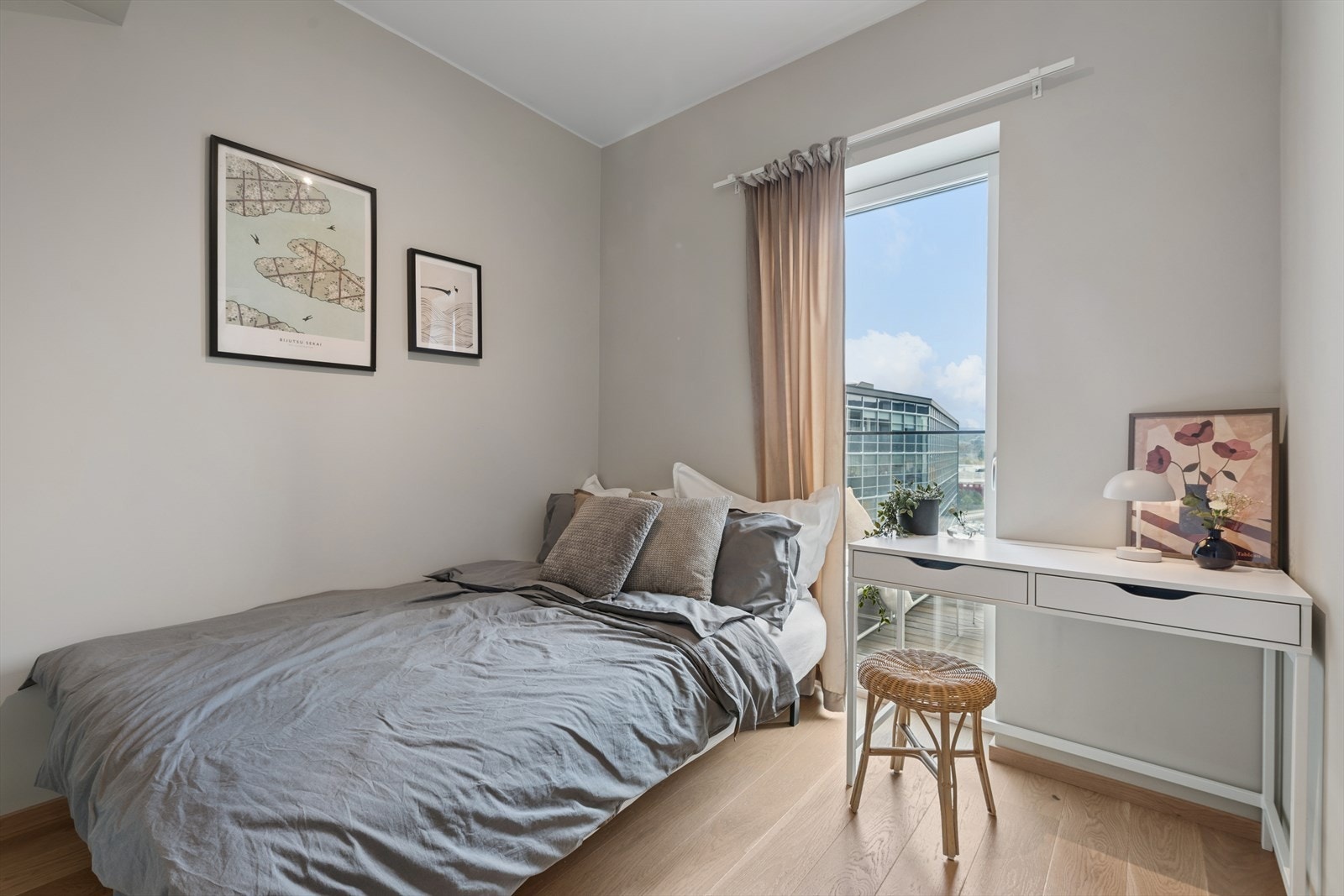 Lyse overflater og praktisk planløsning gir gode innredningsmuligheter. Galleribilde