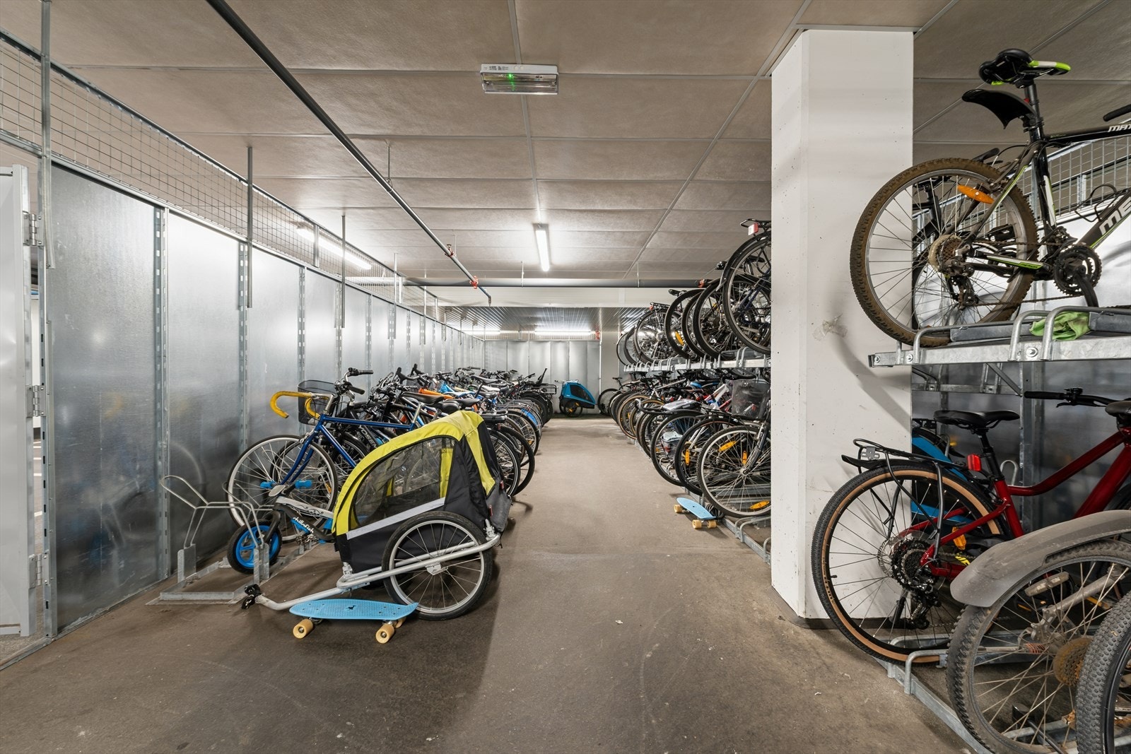 Felles sykkelparkering i fellesarealer. Galleribilde