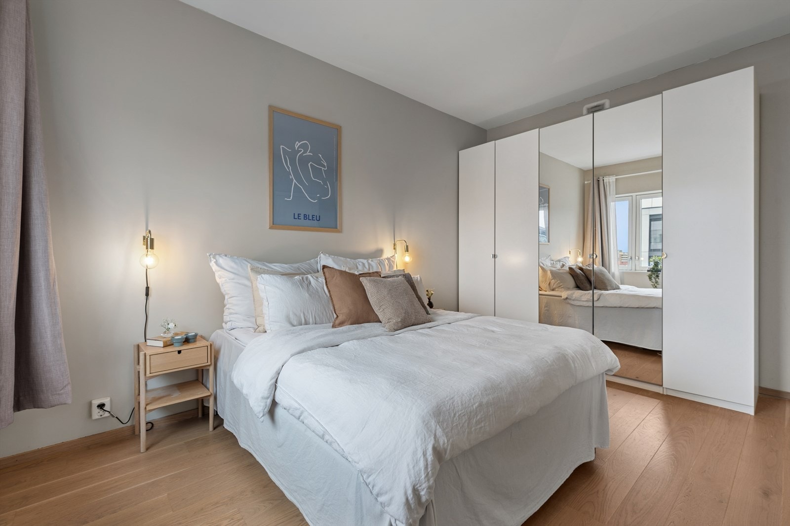 Lyst og romslig hovedsoverom med god plass til dobbeltseng og garderobeløsning. Galleribilde
