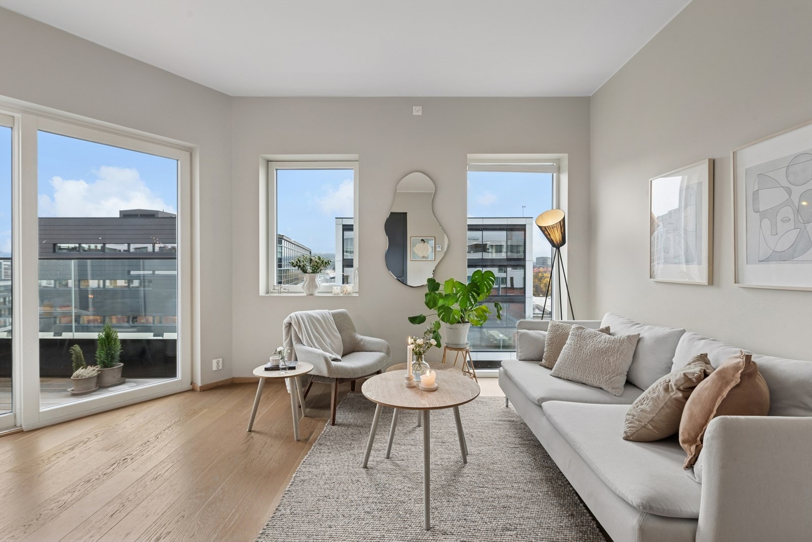 Innvendig har leiligheten en åpen kjøkken-stue løsning med god plass til sofaløsning og tilhørende møblement. Galleribilde