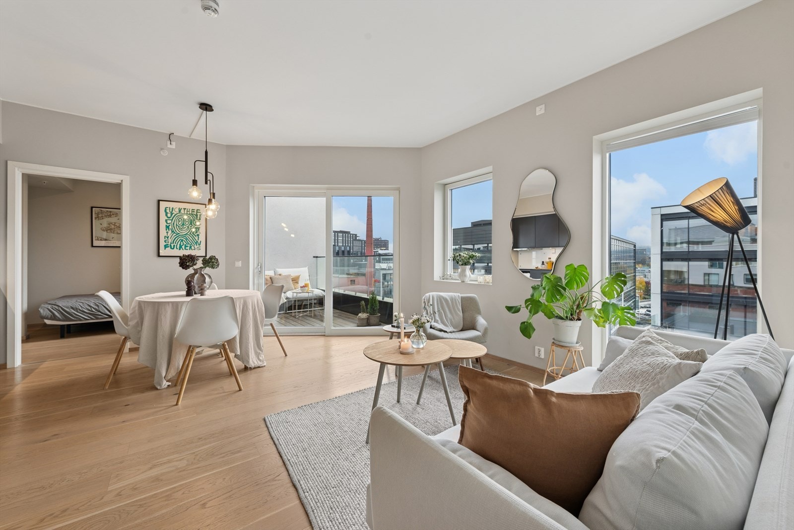 DNB Eiendom v/Kenny Tran har gleden av å presentere denne lekre og påkostet fabrikkleiligheten med unik takhøyde. spisebordsløsning. Galleribilde