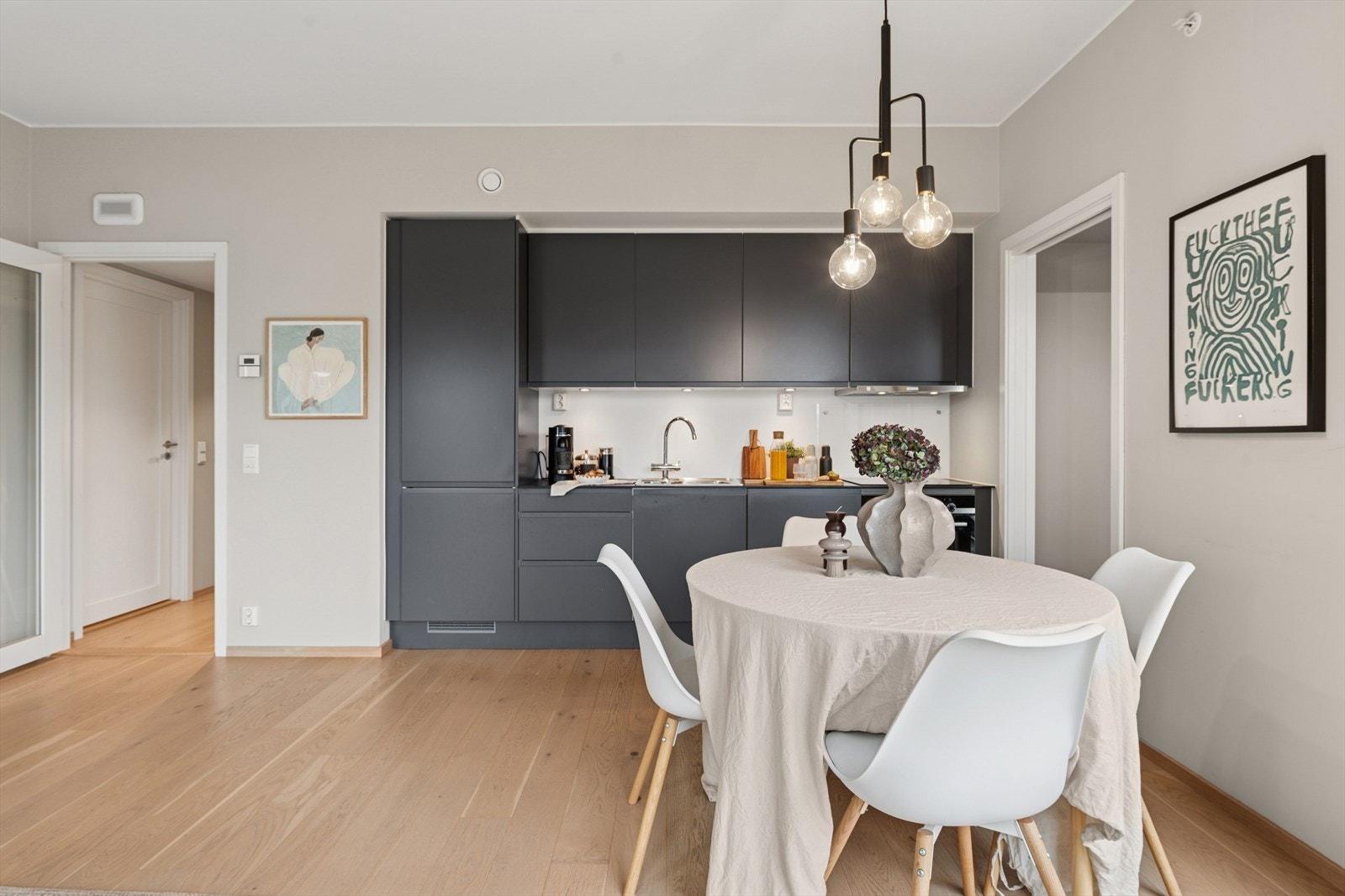 Kjøkkenet er utstyrt med integrert induksjonstopp, stekeovn, oppvaskmaskin og kjøleskap - alt du trenger for en funksjonell og stilren hverdag. Galleribilde