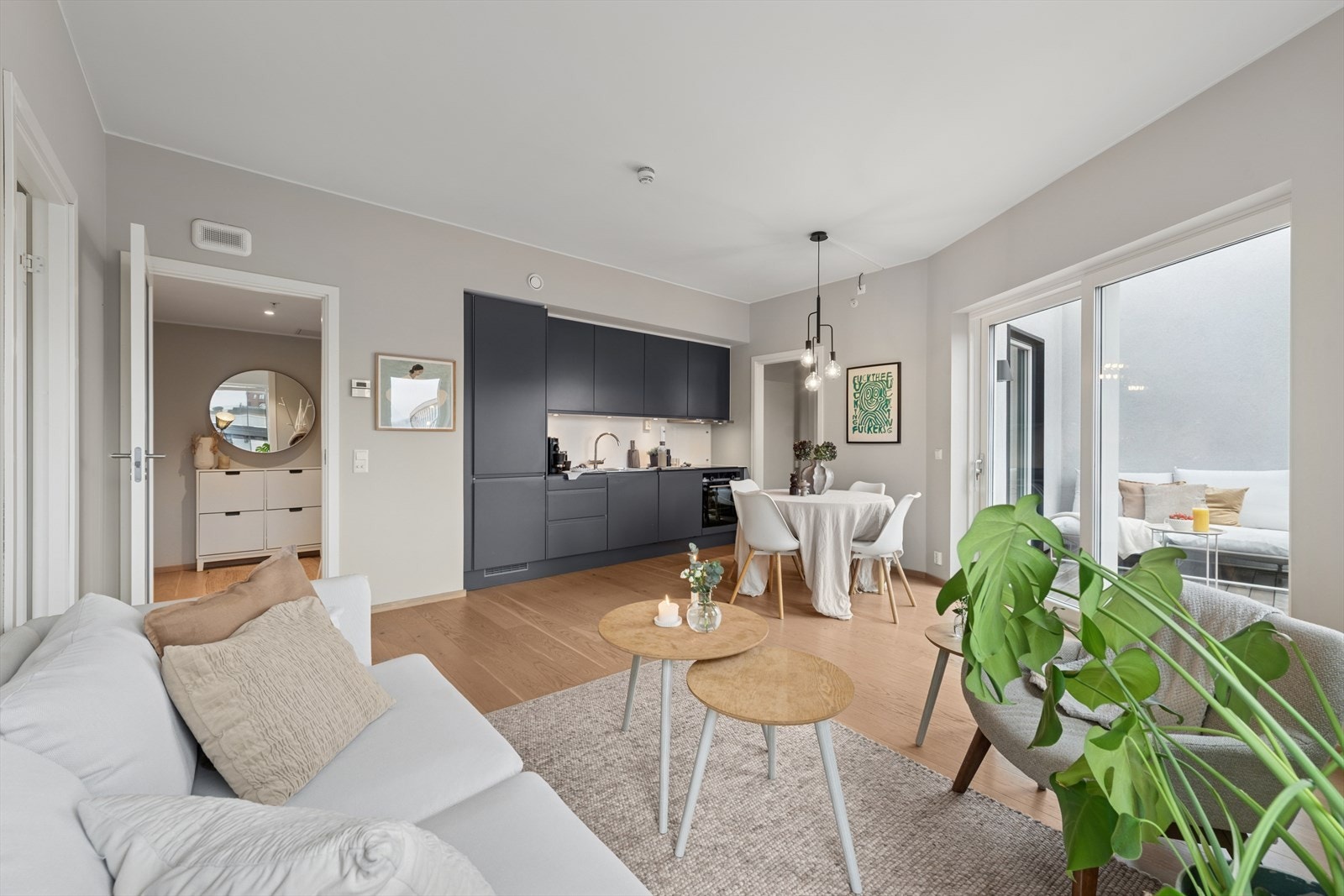 Leiligheten har en god planløsning. Her får man flere hyggelige sosiale soner. Galleribilde