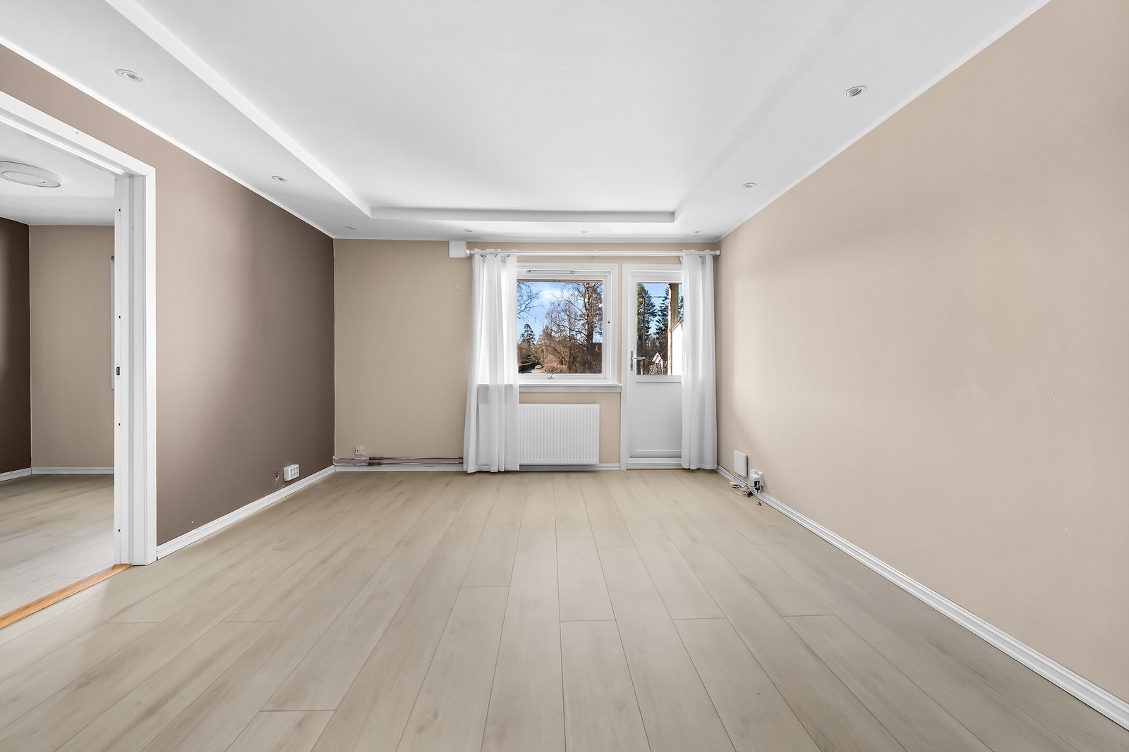 Det er god plass til sittegruppe, og på kortvegg kan man ha TV og benk etter ønske. Galleribilde