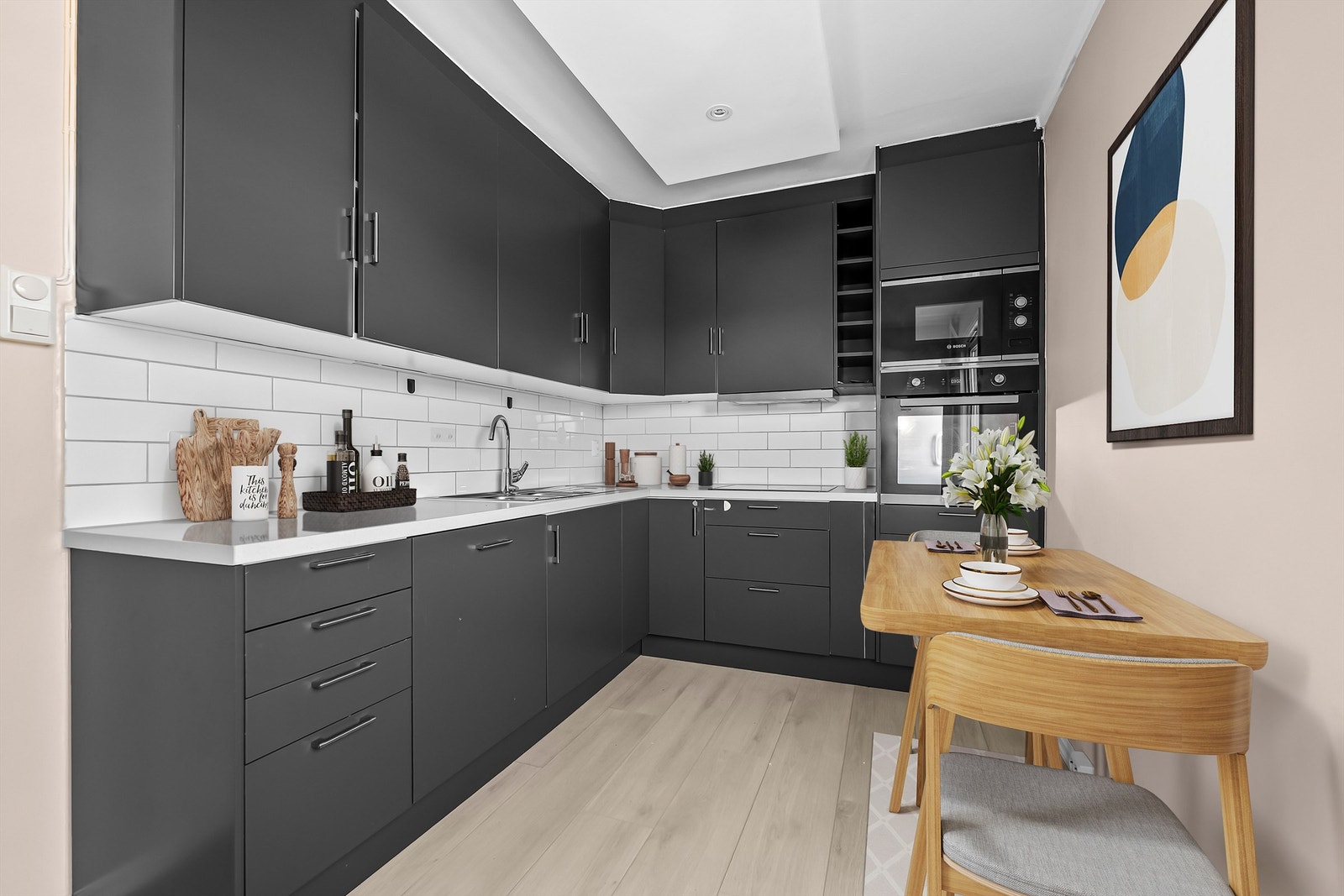 Det er pent nyere Epoq kjøkkeninnredning fra 2020. Bildet er digitalstylet. Galleribilde