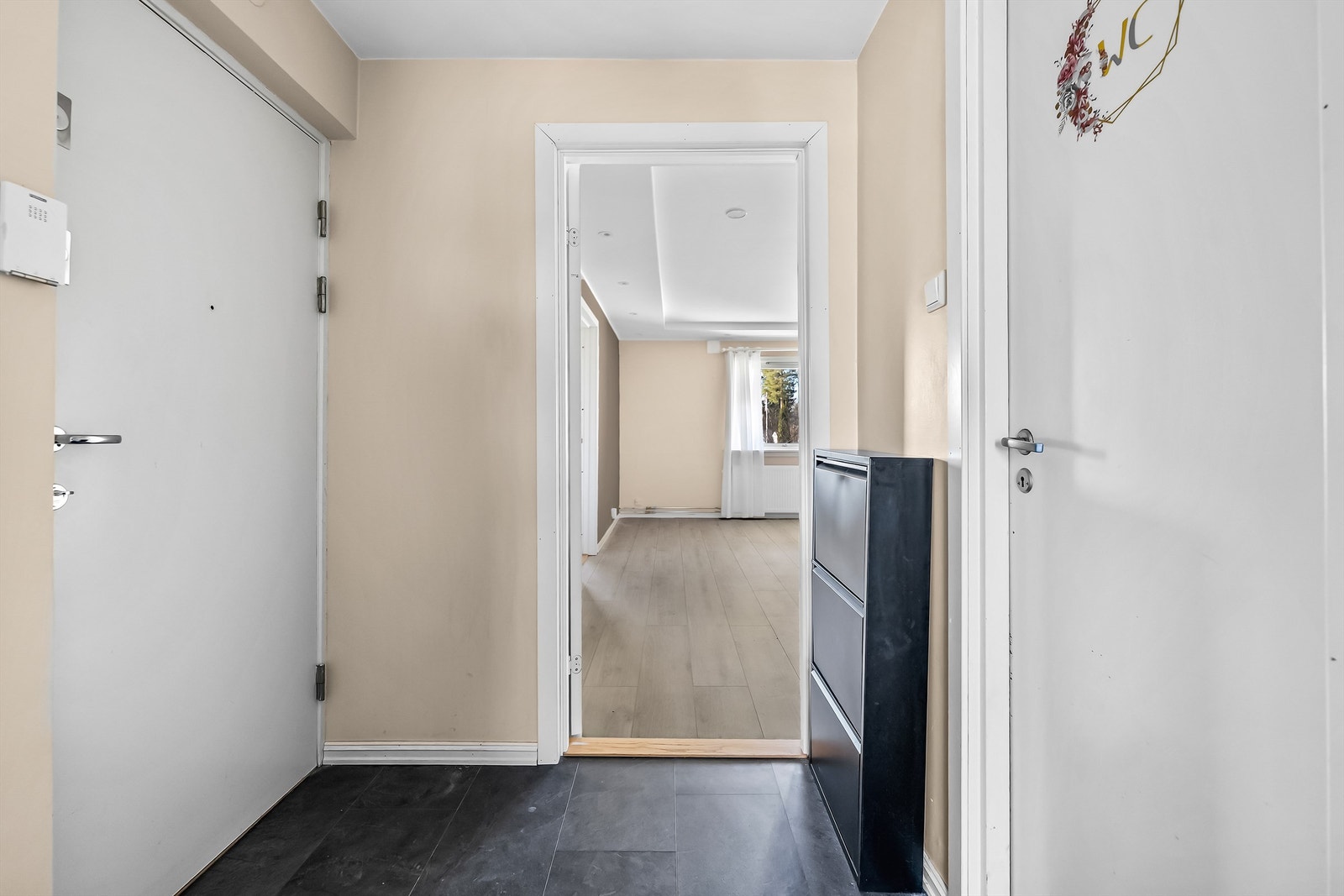 Entreen er lys med malte flater på vegger, og det er adkomst til stue, kjøkken og bad fra entré. Galleribilde