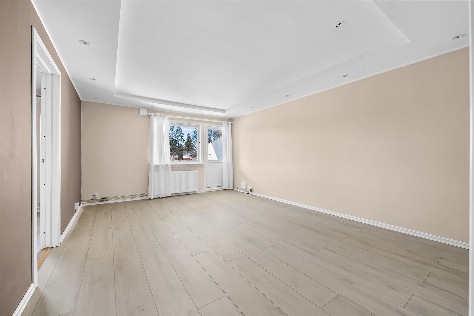 Stuen fremstår pen med downlightskasse i himling. Galleribilde