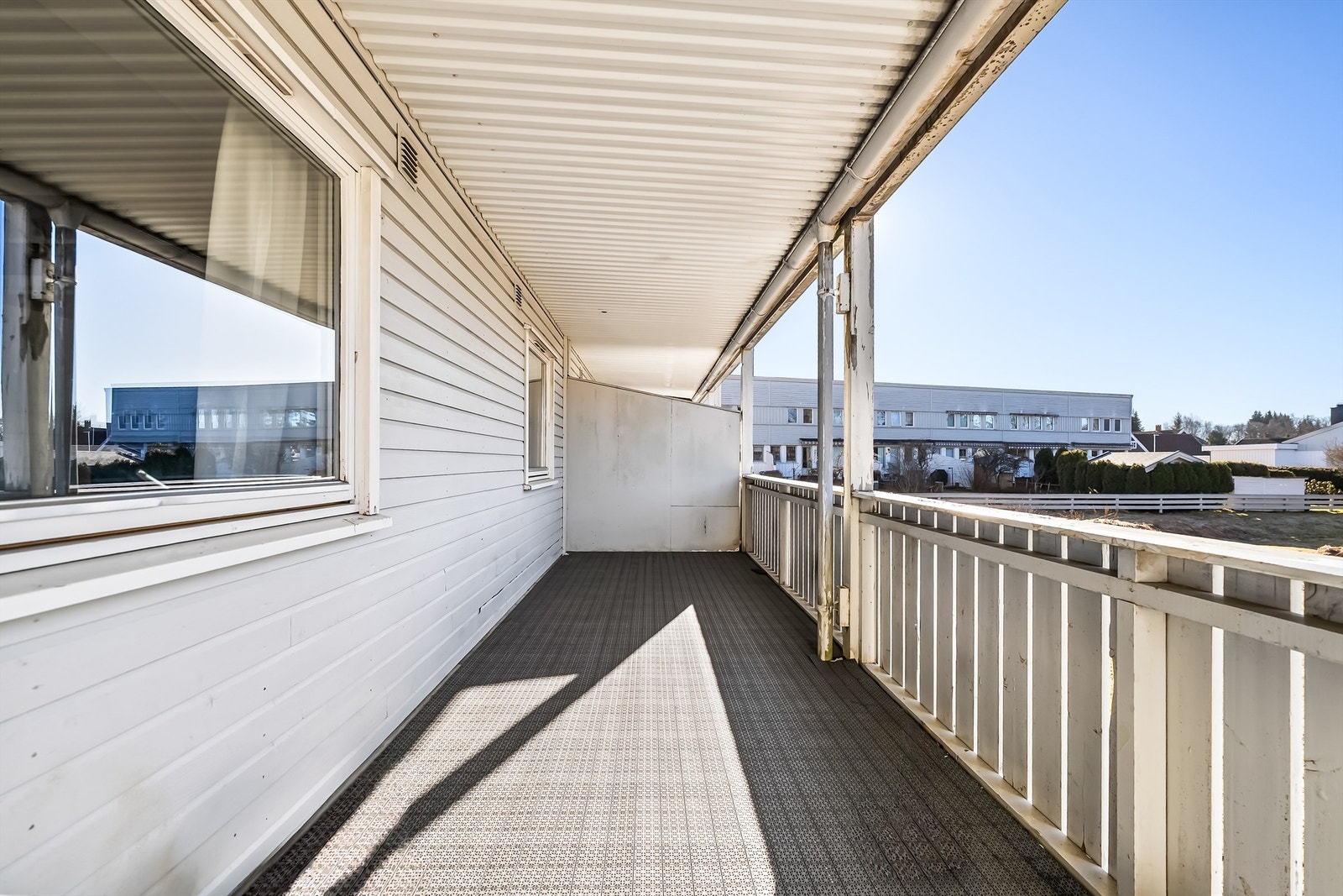 Romslig balkong mot fellesområde. Galleribilde