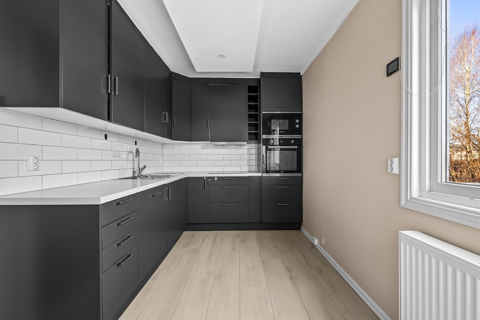 Godt med skap - og benkeplass på kjøkken. Galleribilde