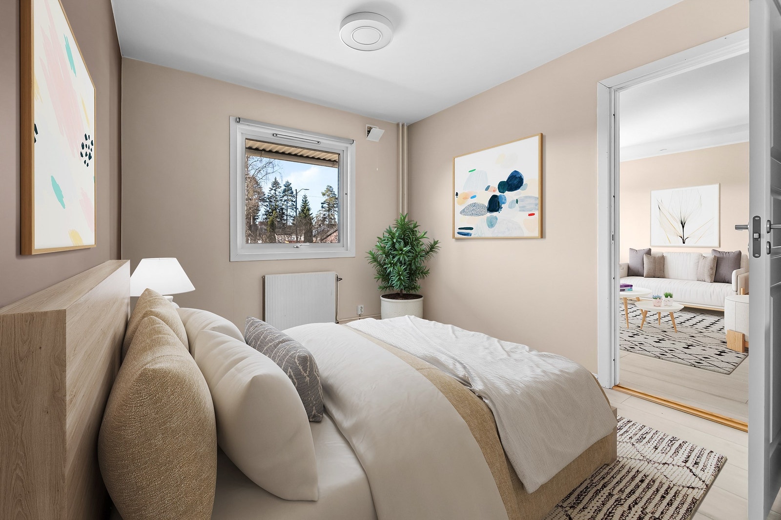 Pent og romslig soverom med god plass til stor seng og garderobeskap. Bildet er digitalstylet. Galleribilde