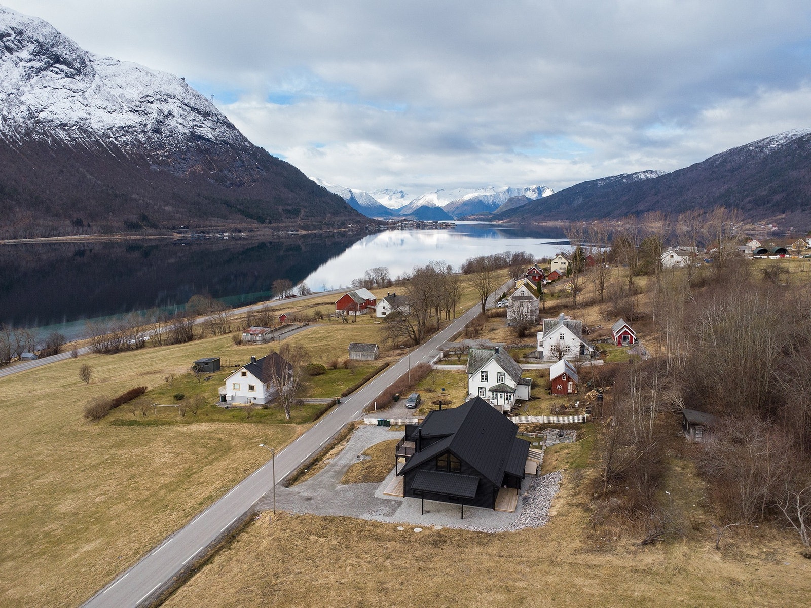 Eiendommen ligger i landlige omgivelser med nydelig utsikt Galleribilde