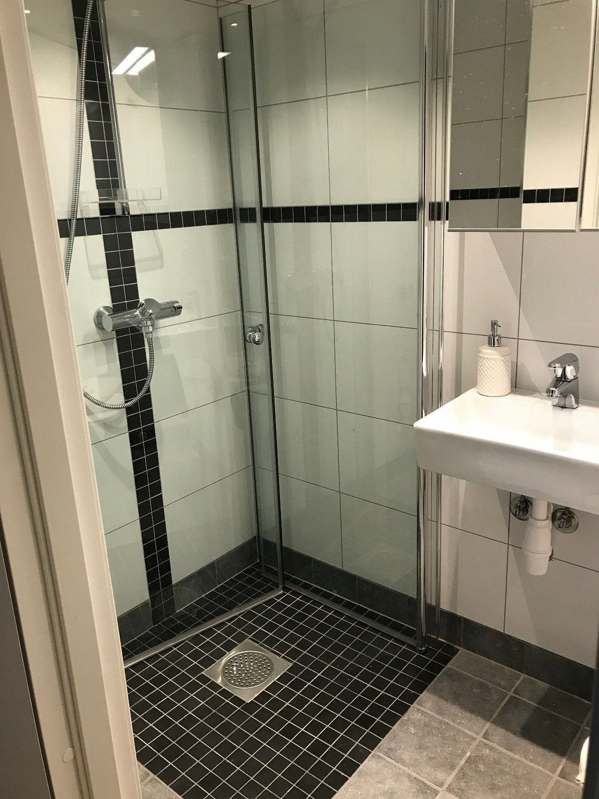 LEKKER BAD MED VASKEMASKIN Galleribilde