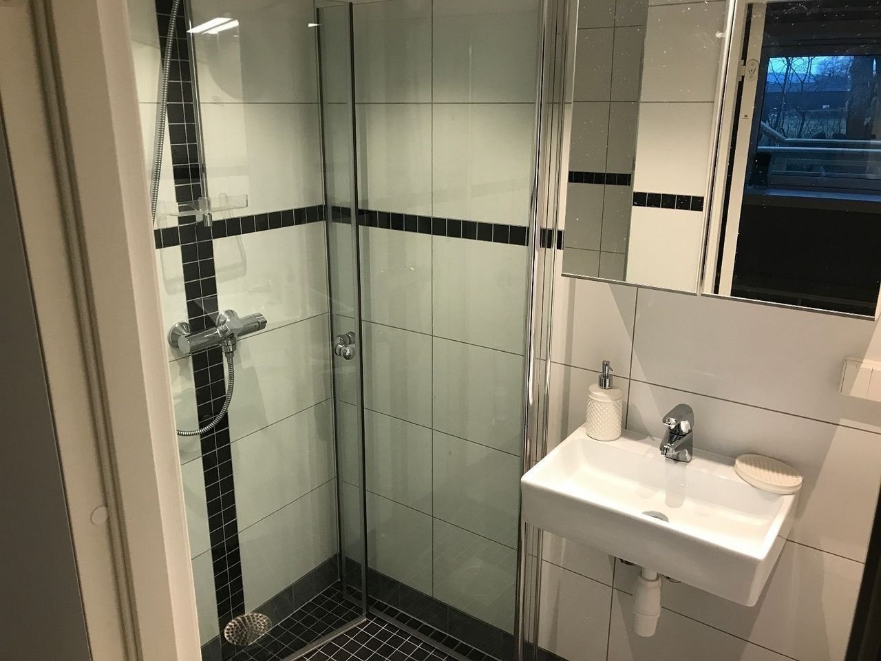 LEKKER BAD MED VASKEMASKIN Galleribilde